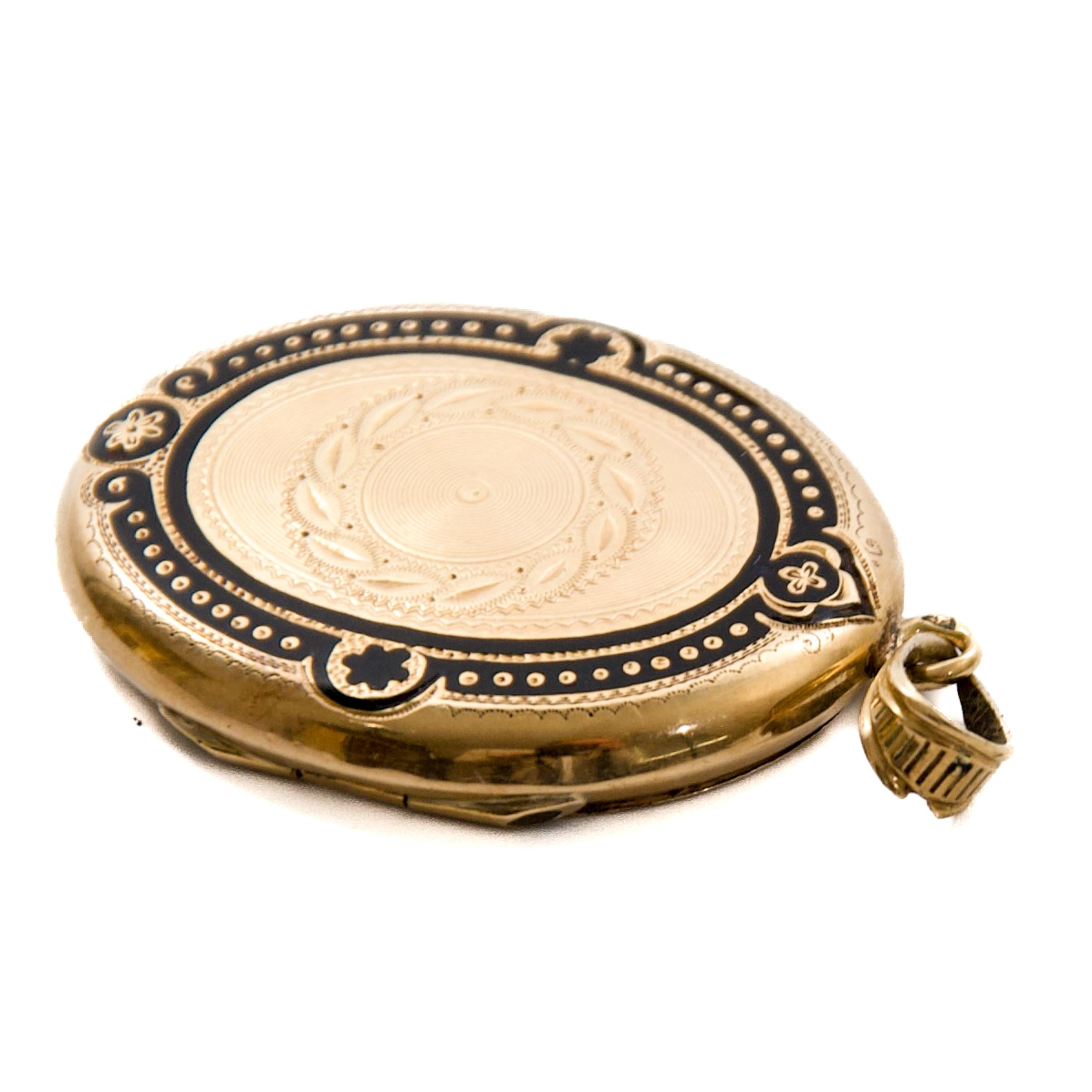 Antique 14K Gold Oval Locket with Niello and Guilloché Decoration, 19th Century For Sale 4