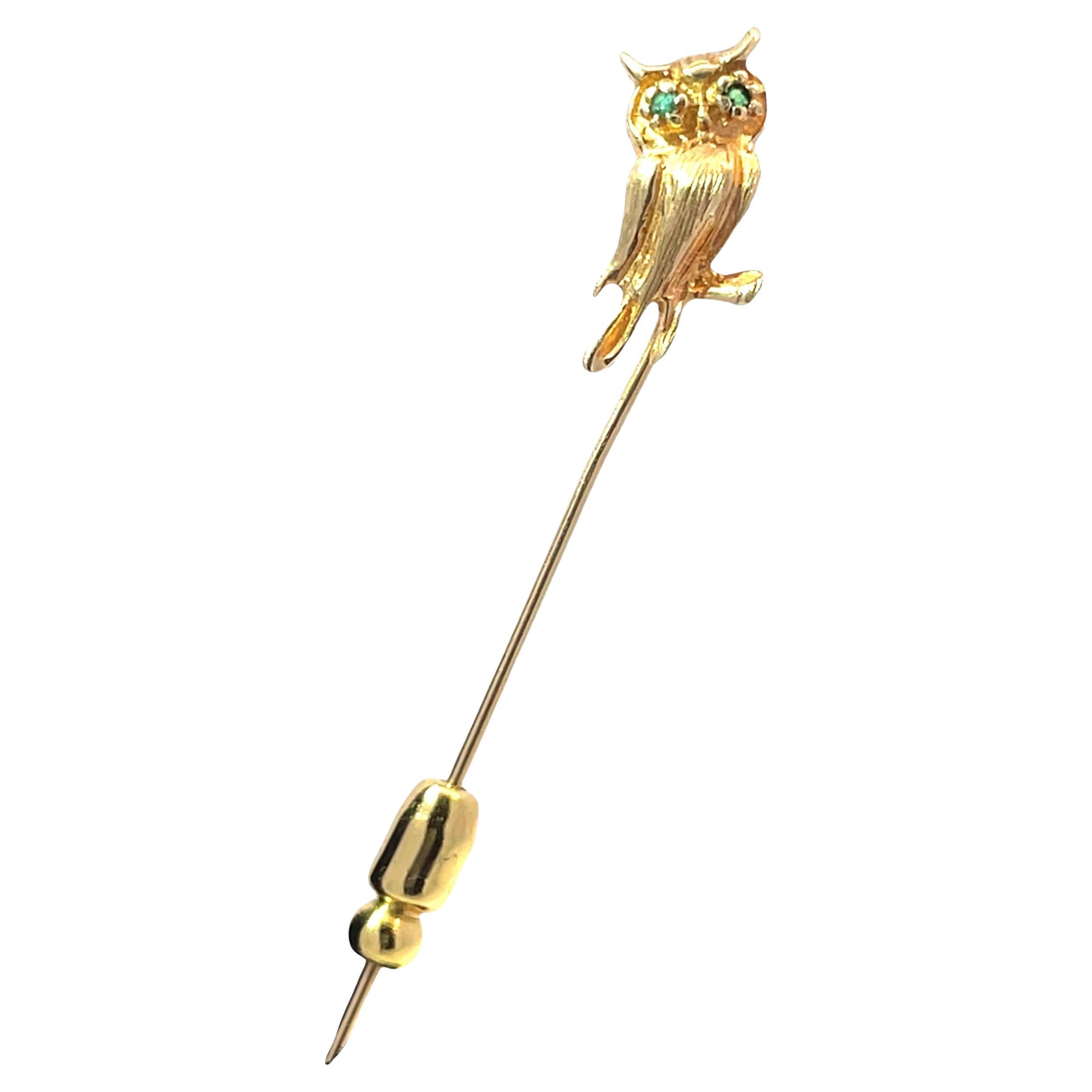 Antico gufo in oro 14k con occhi in pietra verde in vendita