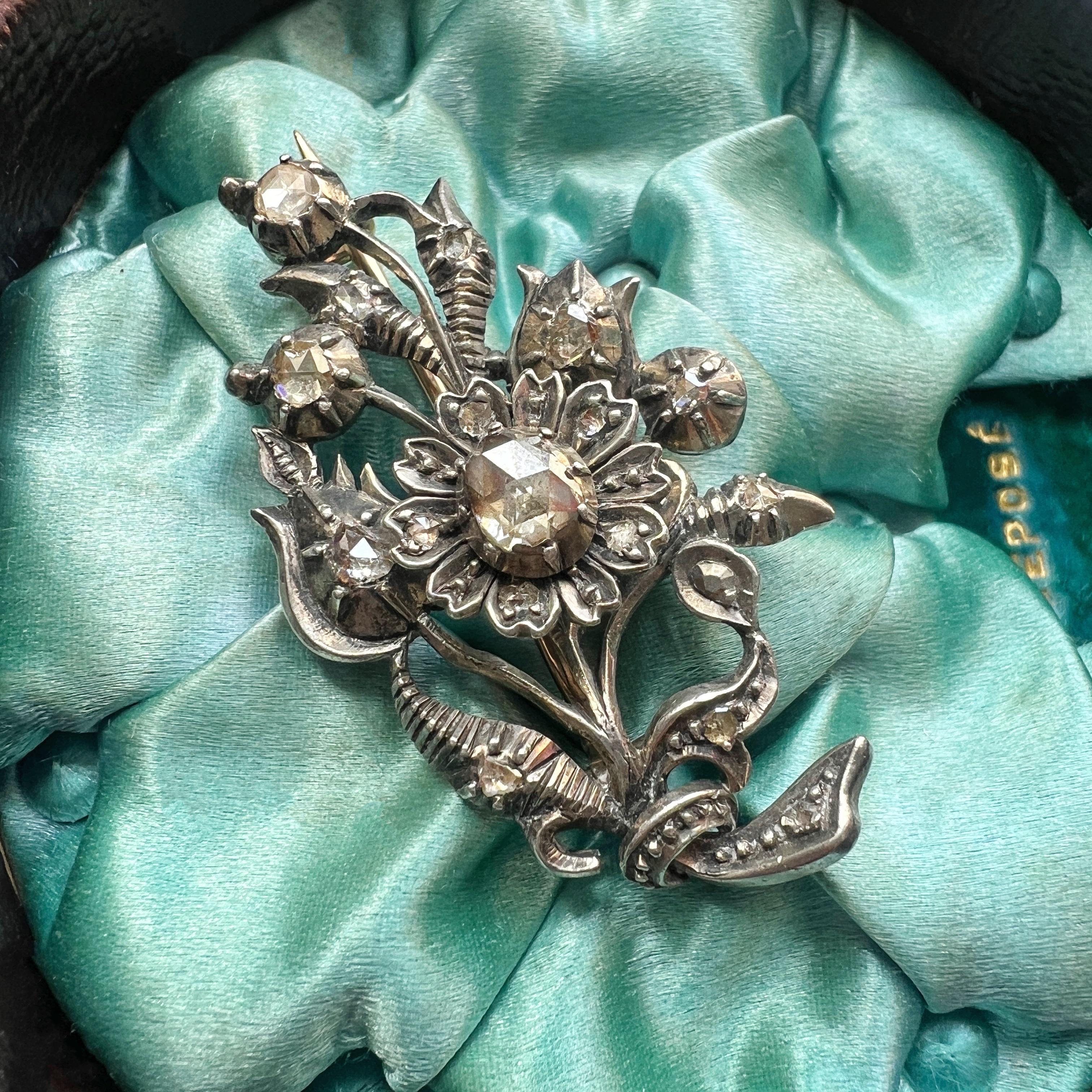 Antike Blumenbrosche aus 14 Karat Gold mit Diamanten im Rosenschliff (Georgian)