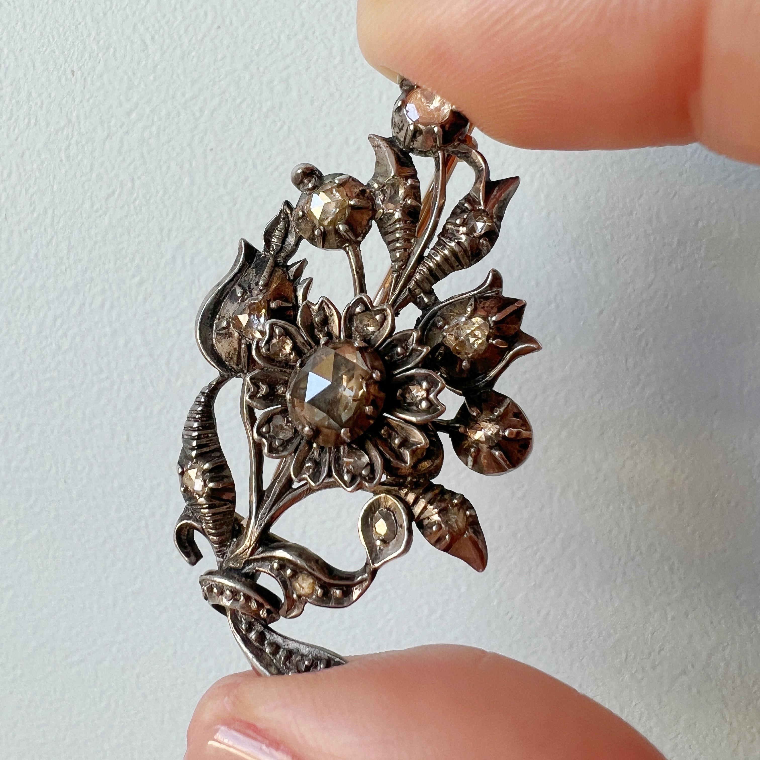 Antike Blumenbrosche aus 14 Karat Gold mit Diamanten im Rosenschliff für Damen oder Herren