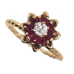 Anello antico in oro 14 carati con rubini e diamanti a motivo floreale