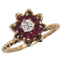 Anello antico in oro 14 carati con rubini e diamanti a motivo floreale