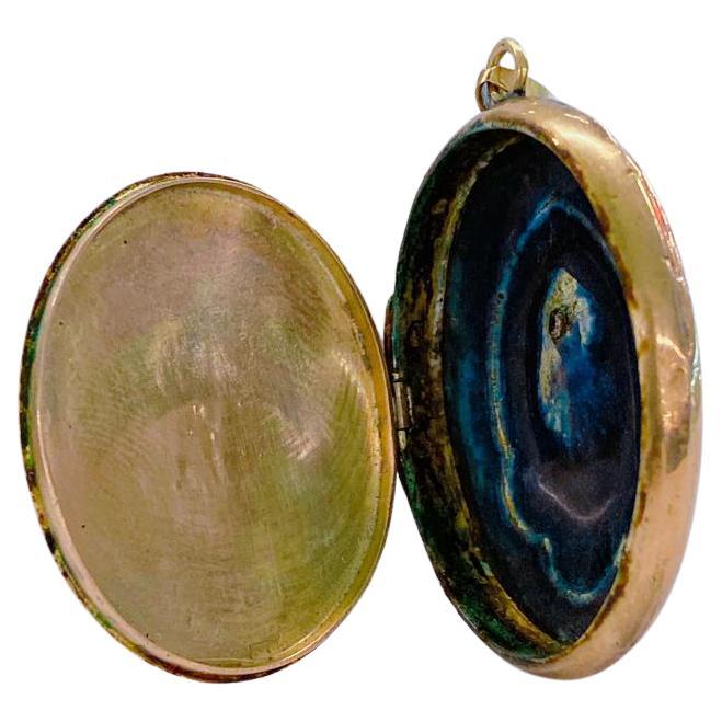 Antico ciondolo russo a forma di medaglione in smalto di colore azzurro con al centro 1 pietra di diamante taglio miniera con peso totale in oro 14k di 8,50 grammi e lunghezza di 5 cm il ciondolo è stato realizzato a San Pietroburgo nel 1850/1899.c
