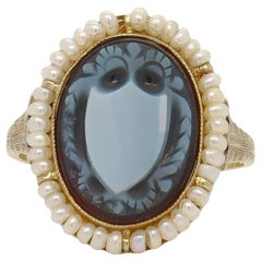 Antico anello con scudo scolpito in oro 14k e sardonice, con alone di perle di semina