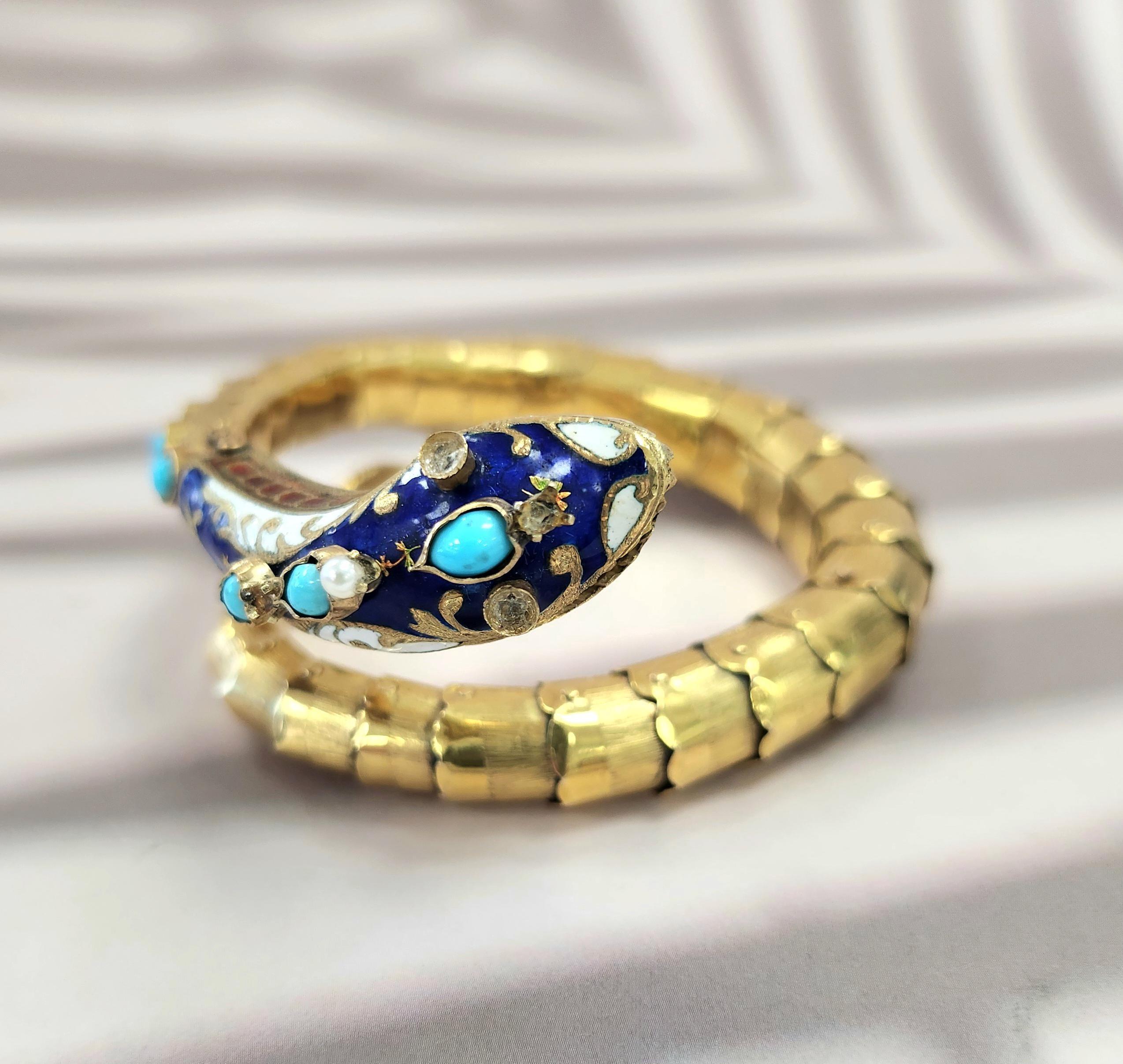Avvolto dall'eleganza e dalla storia, questo squisito bracciale a serpente in oro 14K fatto a mano si flette con grazia intorno al polso, mettendo in mostra il suo splendido design. 
Adornato con smalto blu reale, rosso e bianco, questo pezzo non è