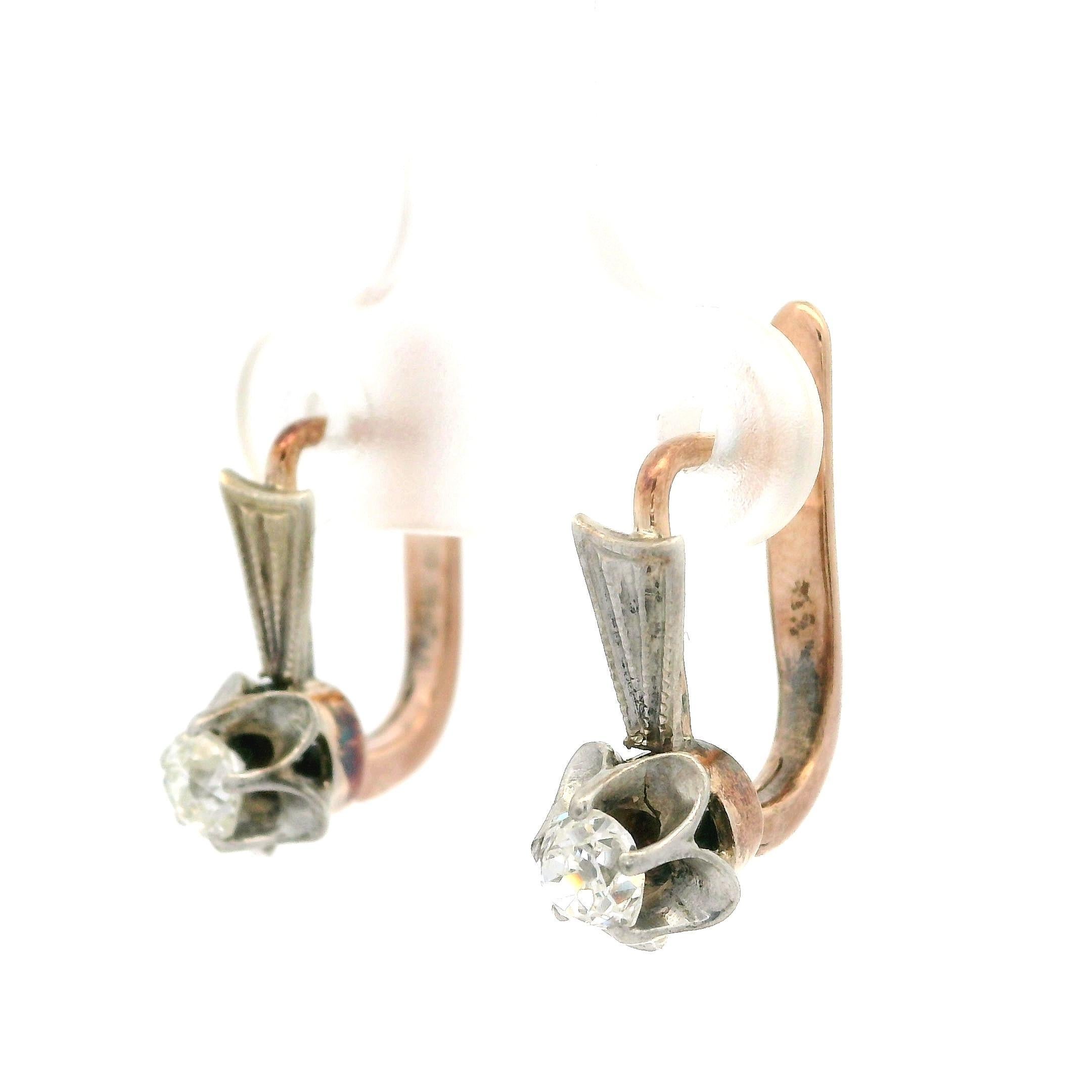 --Pierre(s) :...
(2) Diamants naturels authentiques - taille ancienne - bouton d'or en serti clos - très belle couleur blanche - 0,44ctw (approx.)

MATERIAL : Or jaune rose 14k massif avec façade en argent et panier en diamant
Poids : 3.59