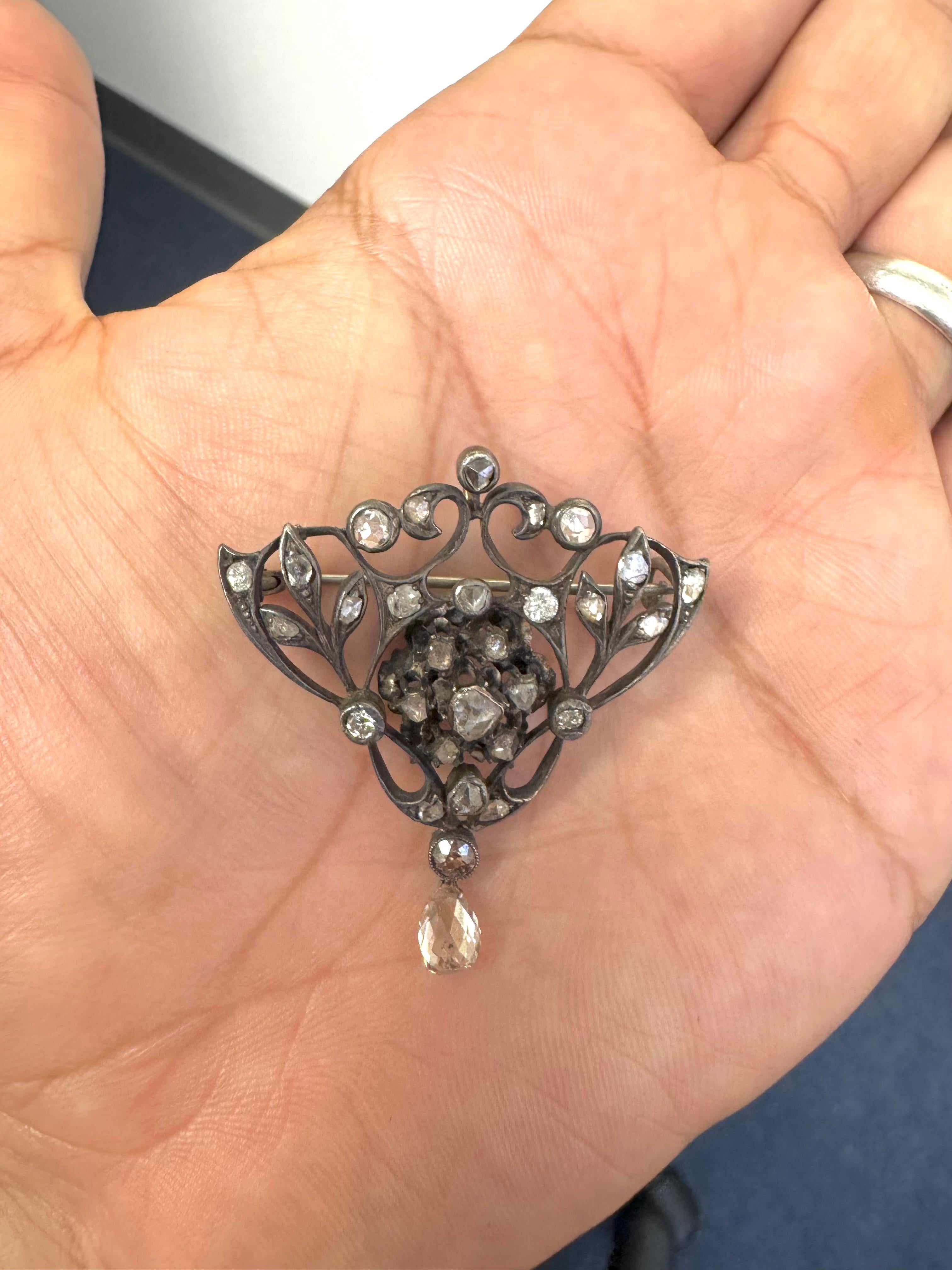Victorien Broche ancienne en or 14K et argent avec diamants et goutte d'eau en forme de briolette, Circa 1880 en vente