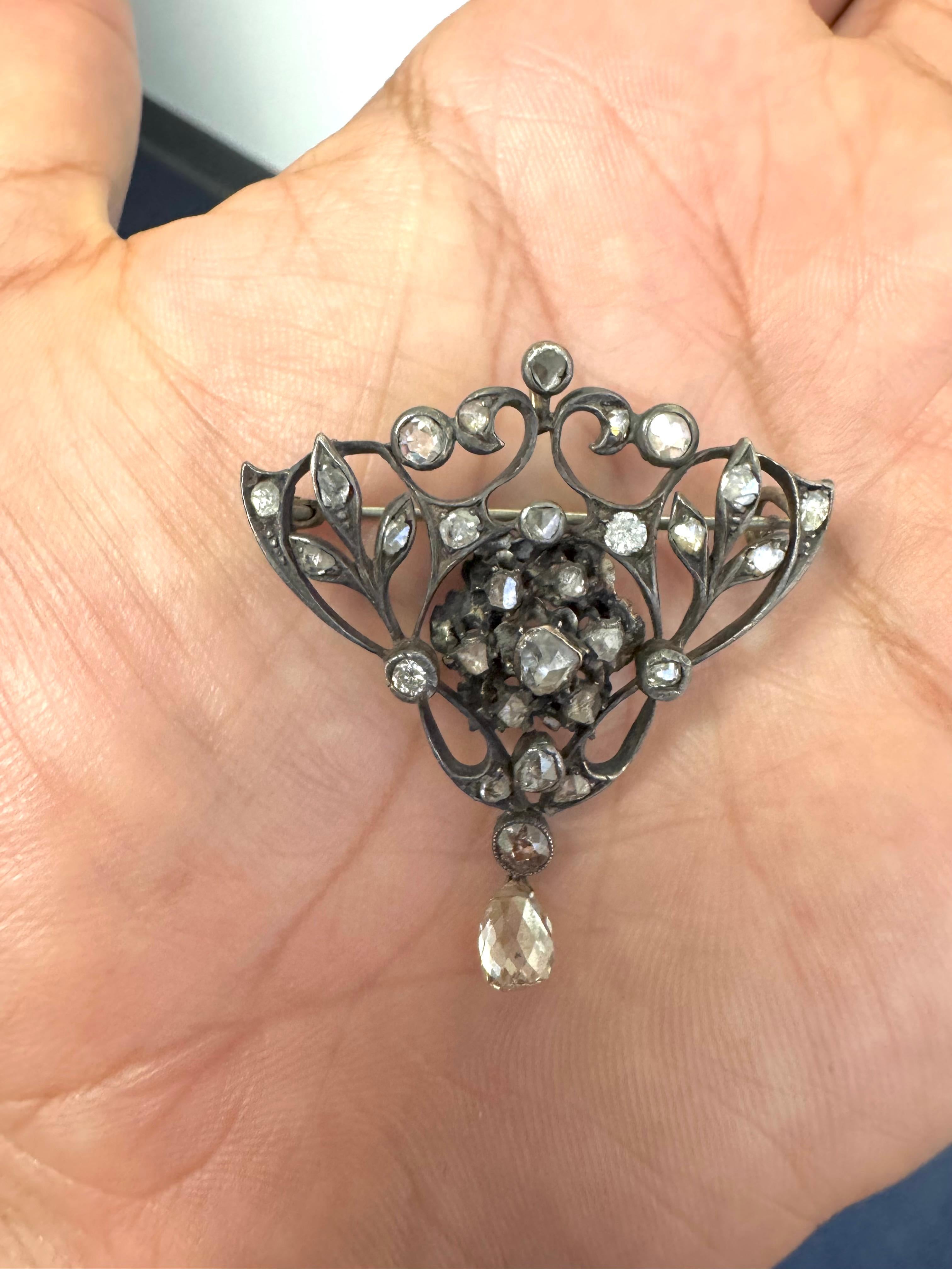 Taille briolette Broche ancienne en or 14K et argent avec diamants et goutte d'eau en forme de briolette, Circa 1880 en vente