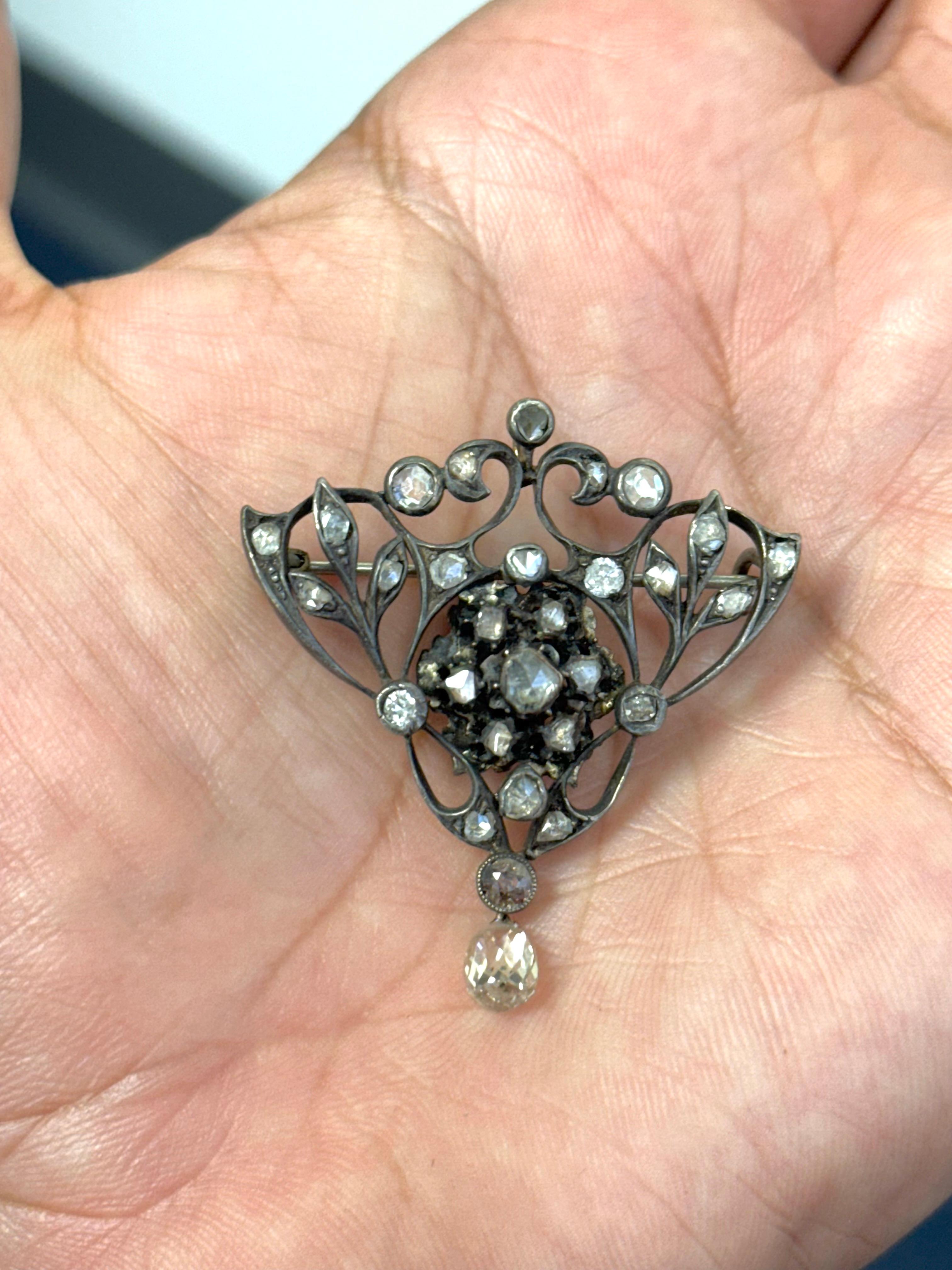 Broche ancienne en or 14K et argent avec diamants et goutte d'eau en forme de briolette, Circa 1880 Excellent état - En vente à Great Neck Plaza, NY