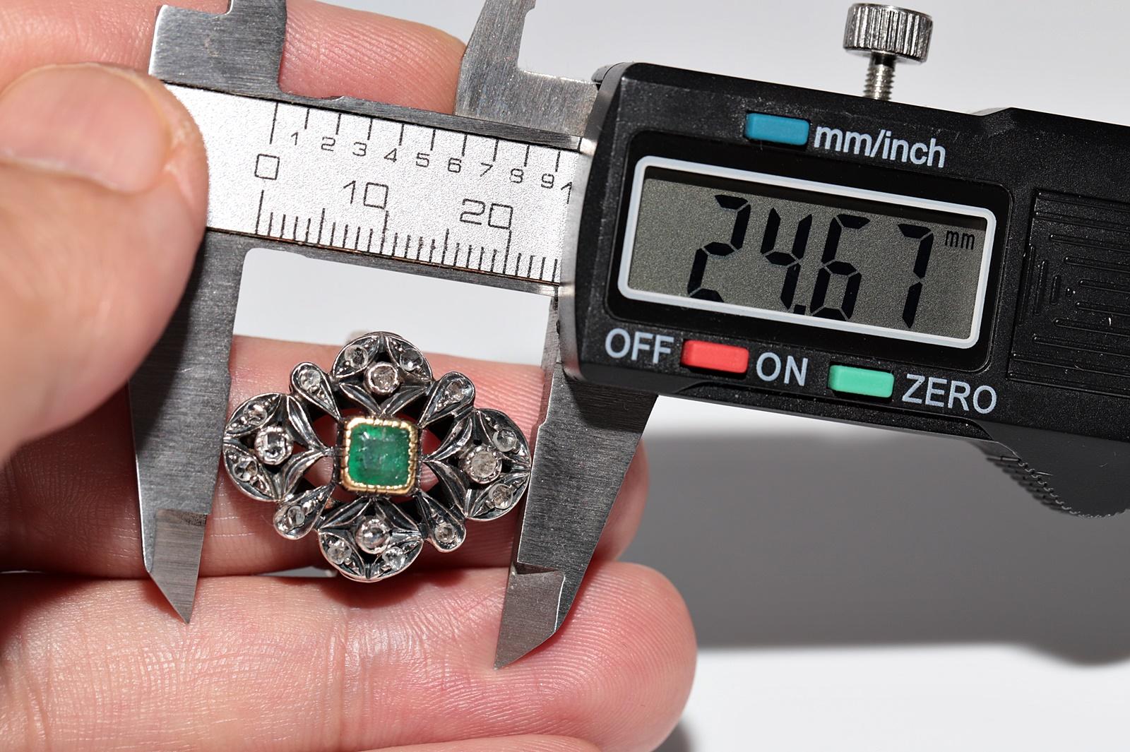 Bague ancienne en or 14 carats avec diamants naturels taille rose et émeraudes en vente 4