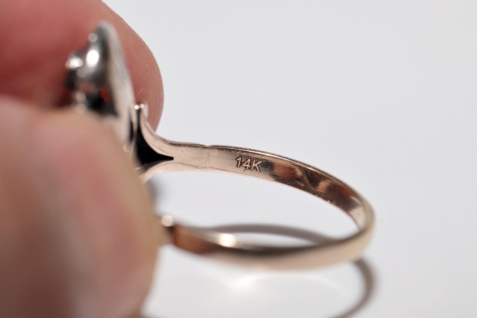 Bague ancienne en or 14 carats avec diamants naturels taille rose et émeraudes en vente 3