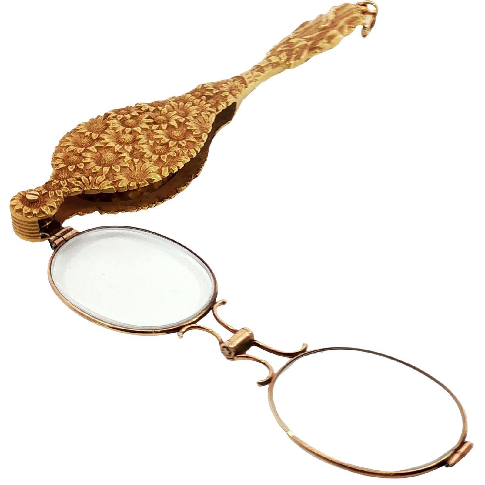 Antique 14K Lorgnette Lecteurs Motif Floral Art Nouveau Or Jaune 

Cette exquise lorgnette présente une paire de lentilles ovales reliées par un délicat pont métallique, offrant à la fois fonctionnalité et élégance.

La poignée est ornée d'un motif