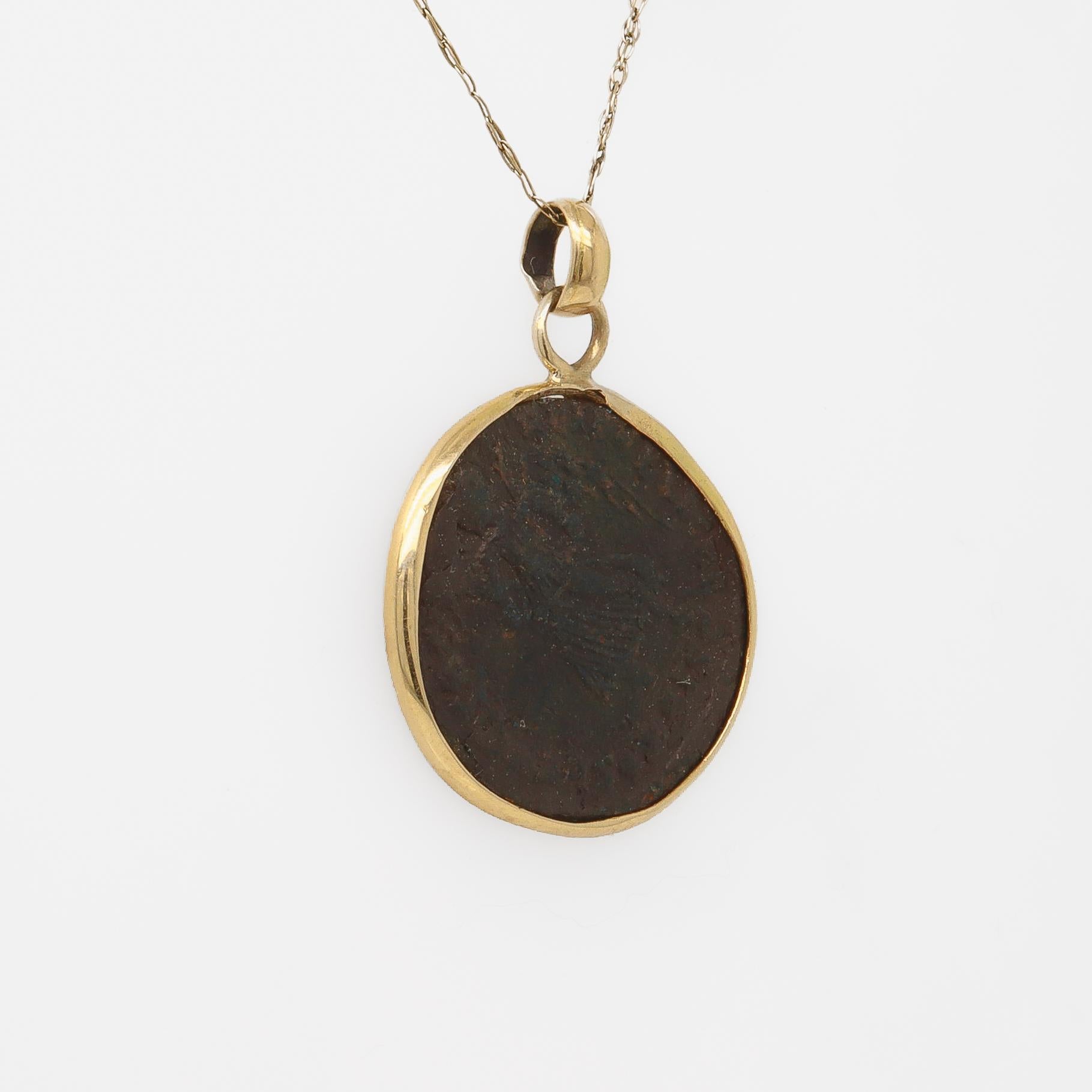 Pendentif de pièce de monnaie ancienne en bronze monté en 14 carats pour collier en vente 7