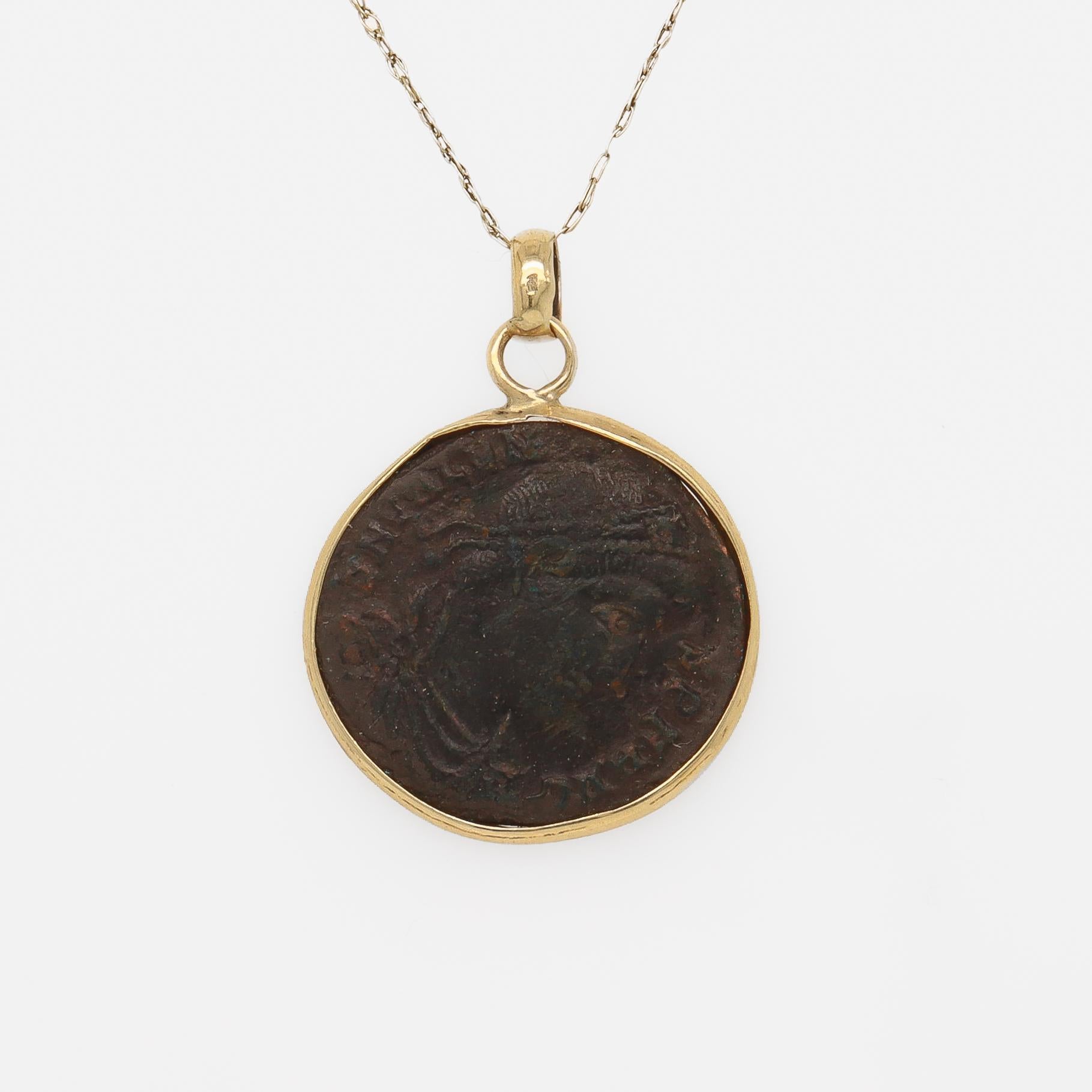 Romain classique Pendentif de pièce de monnaie ancienne en bronze monté en 14 carats pour collier en vente