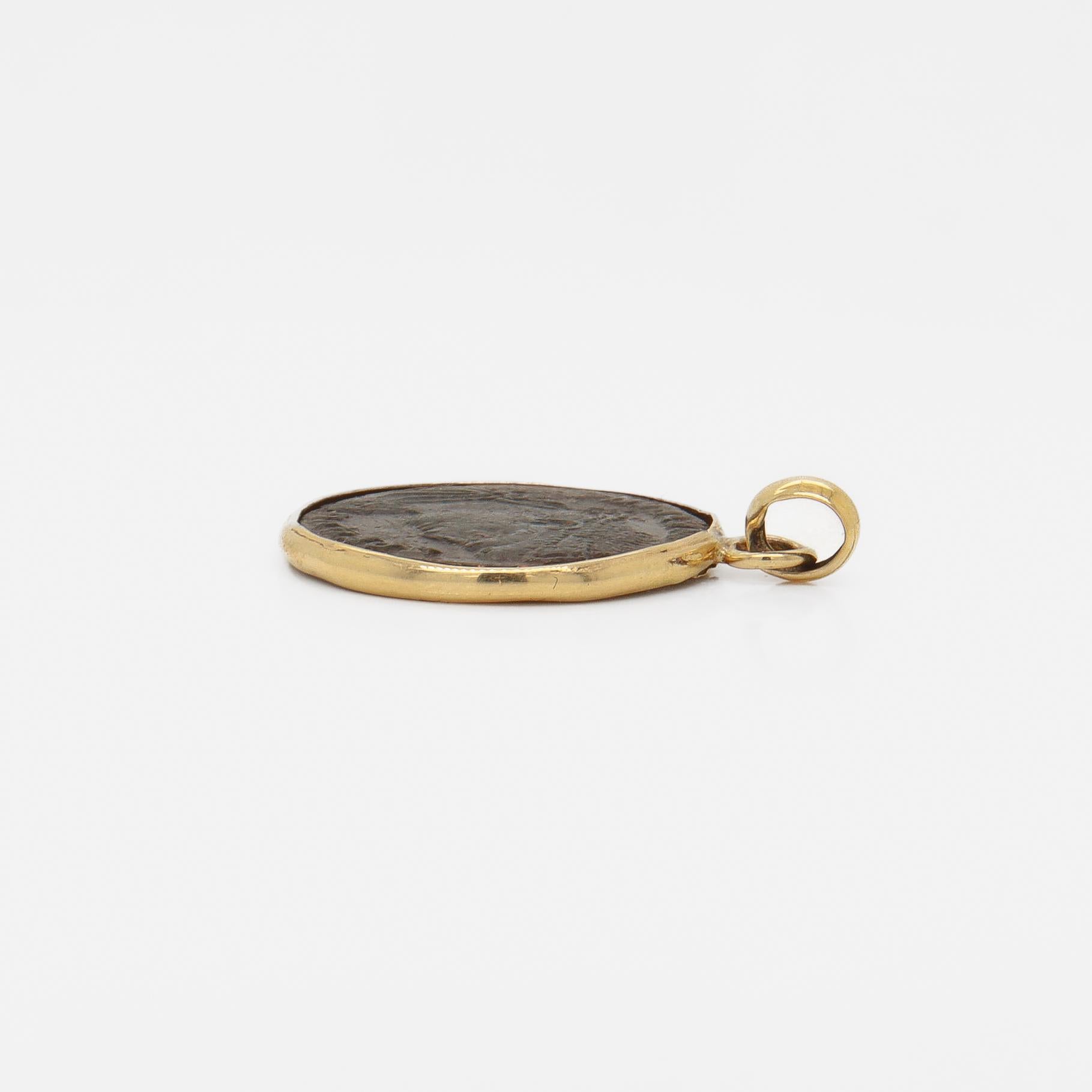 Pendentif de pièce de monnaie ancienne en bronze monté en 14 carats pour collier Unisexe en vente