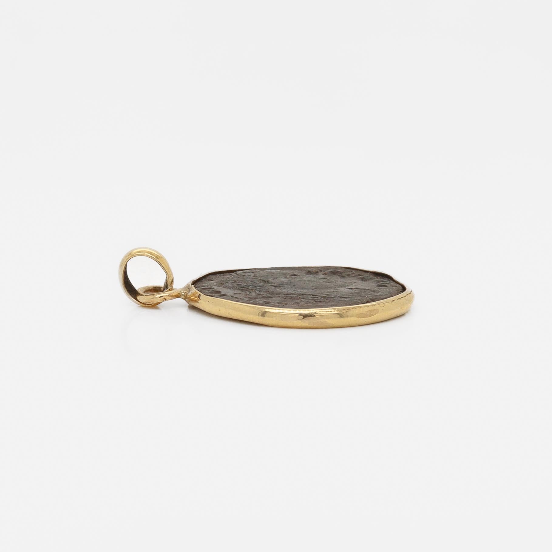 Pendentif de pièce de monnaie ancienne en bronze monté en 14 carats pour collier en vente 2