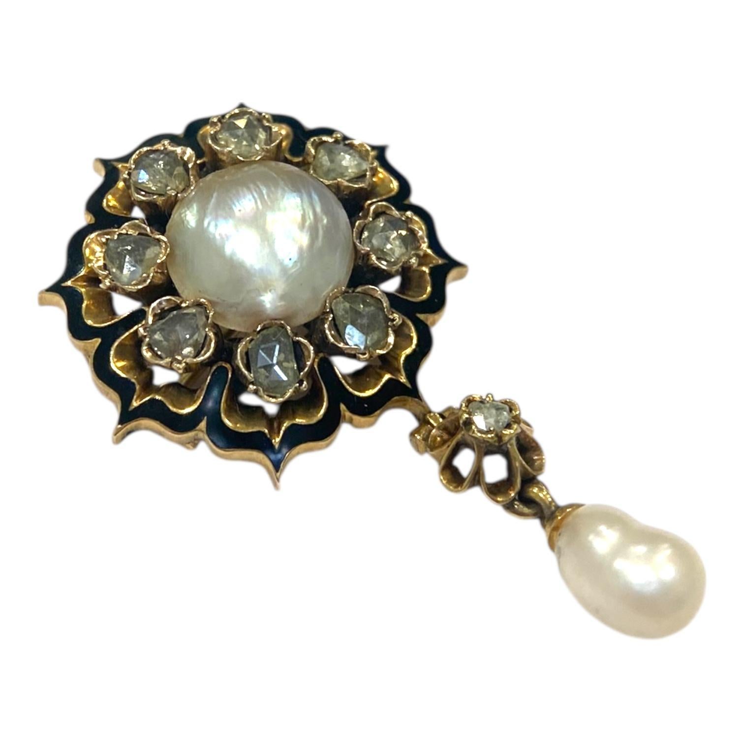 Antike Anhänger-Brosche aus 14-karätigem Gelbgold mit einer weißen Mabe-Perle in der Mitte, die von Diamanten im Rosenschliff umgeben ist, die ihr ein subtiles Funkeln verleihen. Das Design ist mit einer schwarzen Emaille mit Wellenschliff