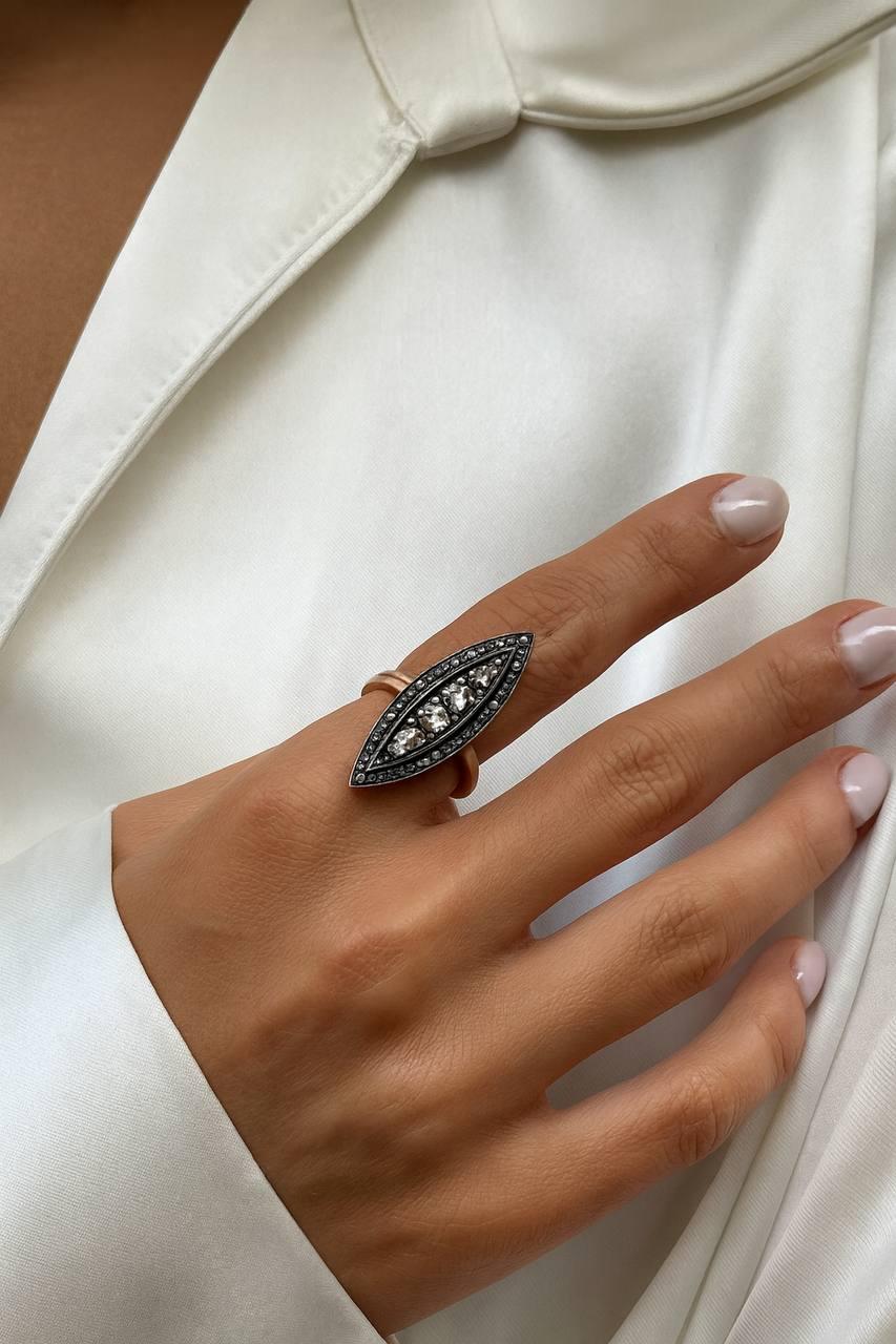 Atemberaubender Navette-Ring mit Diamanten im 0,70-Rosengold-Schliff.

Dieser Ring besteht aus 14-karätigem Gold und ist auf der Oberseite mit Silber überzogen.