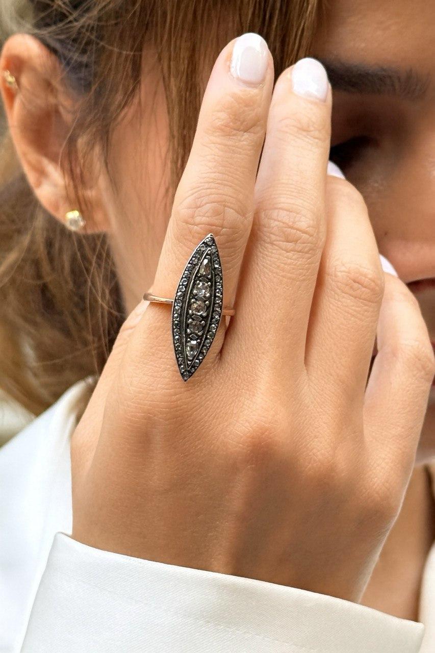 Impresionante Anillo Navette con 0,70 Diamantes talla Oro Rosa.

Este anillo es de oro de 14 quilates y está recubierto en la parte superior con plata.