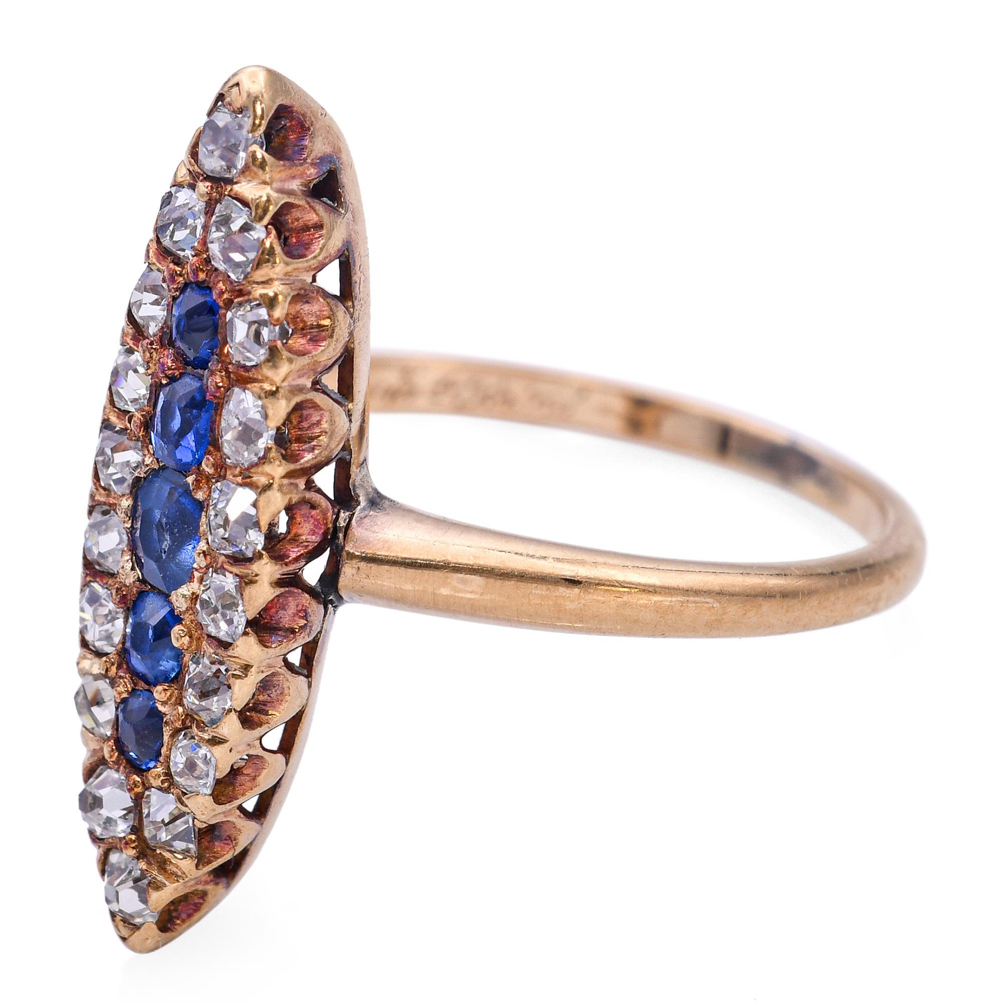 Cette bague ancienne en or rose 14k présente une monture marquise remarquable, ornée d'un halo de diamants scintillants entourant des saphirs d'un bleu profond. La silhouette élégante est à la fois intemporelle et audacieuse, associant la chaleur