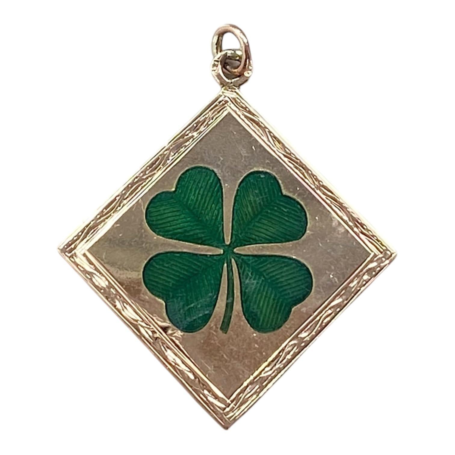 Antike 14K Rose Gold Emaille vierblättrige Kleeblatt Charm Anhänger (Art nouveau) im Angebot