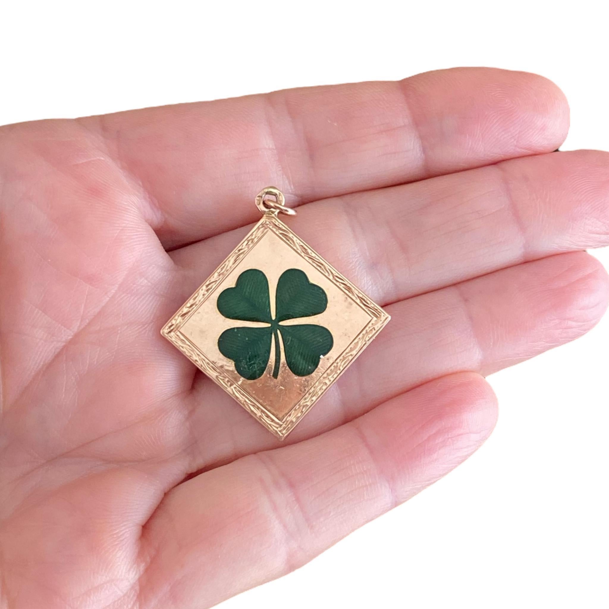 Antike 14K Rose Gold Emaille vierblättrige Kleeblatt Charm Anhänger im Angebot 3