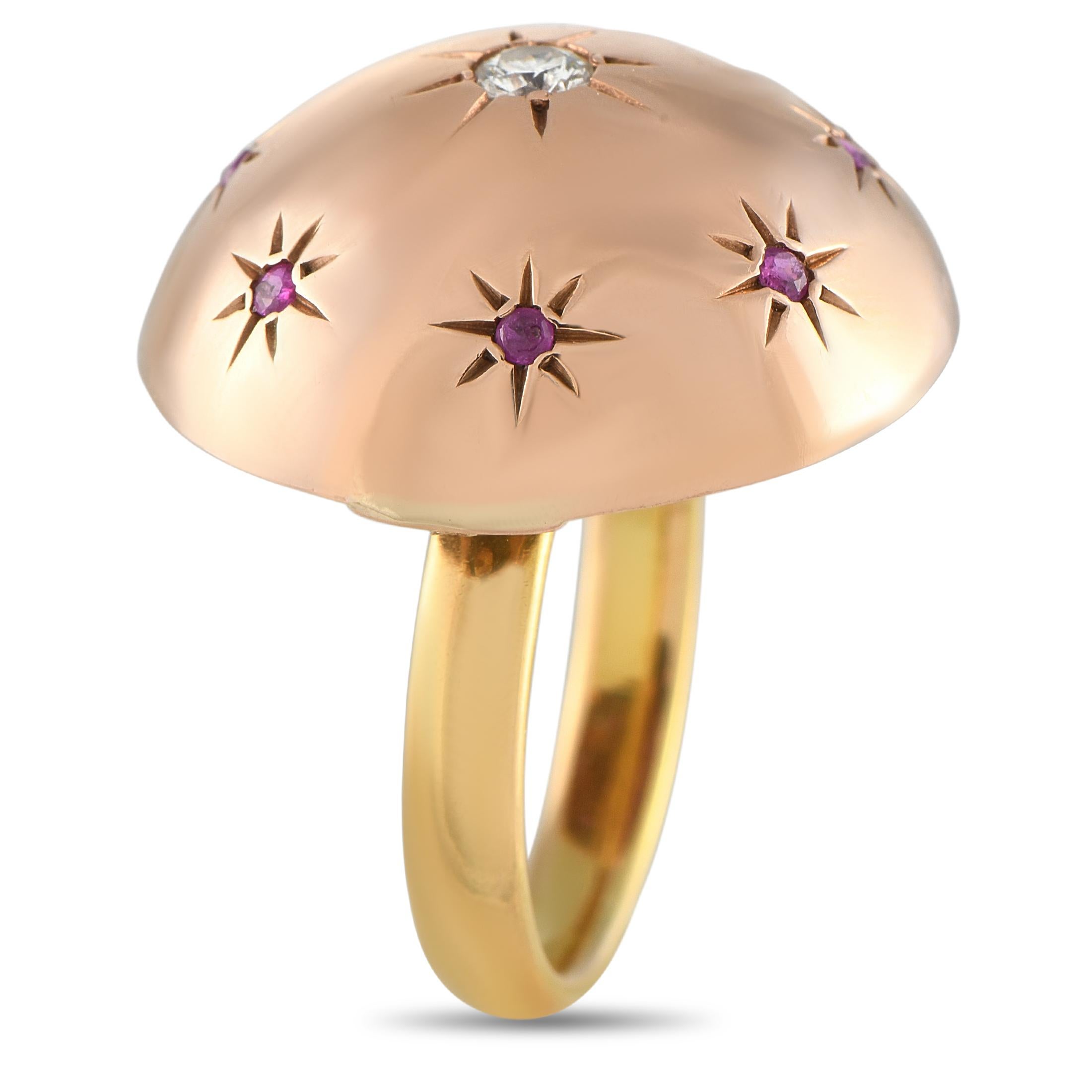 I motivi celestiali rendono questo anello antico incredibilmente unico. Nella parte superiore dell'incastonatura arrotondata, le gemme incastonate aggiungono scintille dal loro posto al centro dei motivi a stella di questo pezzo. Realizzato in oro