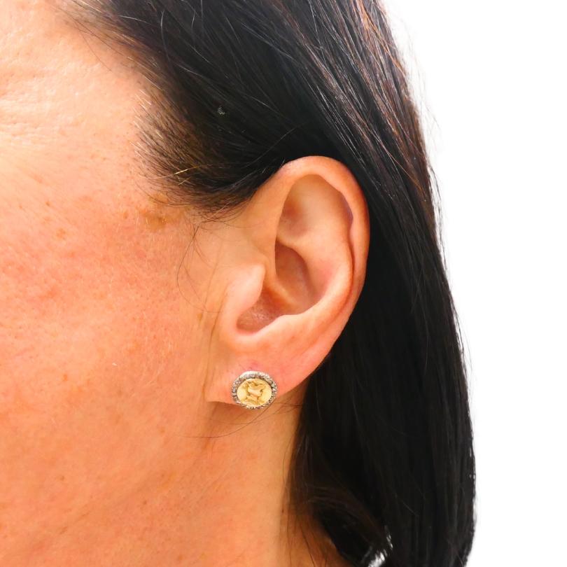 Estos exquisitos pendientes antiguos, fabricados hacia 1900, celebran tanto el arte como la historia. Cada pendiente presenta un perfil de caballero bellamente detallado, finamente grabado en cálido oro rosa de 14 quilates, un guiño atemporal a una