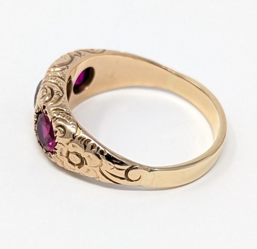 Magnifique bague antique gravée avec rubis et tourmaline, idéale pour les collectionneurs de bijoux du début des années 1900. Convient parfaitement à un doigt de taille 11, mesure 9 mm à son point le plus haut et 3,5 mm à son point le plus bas. Non