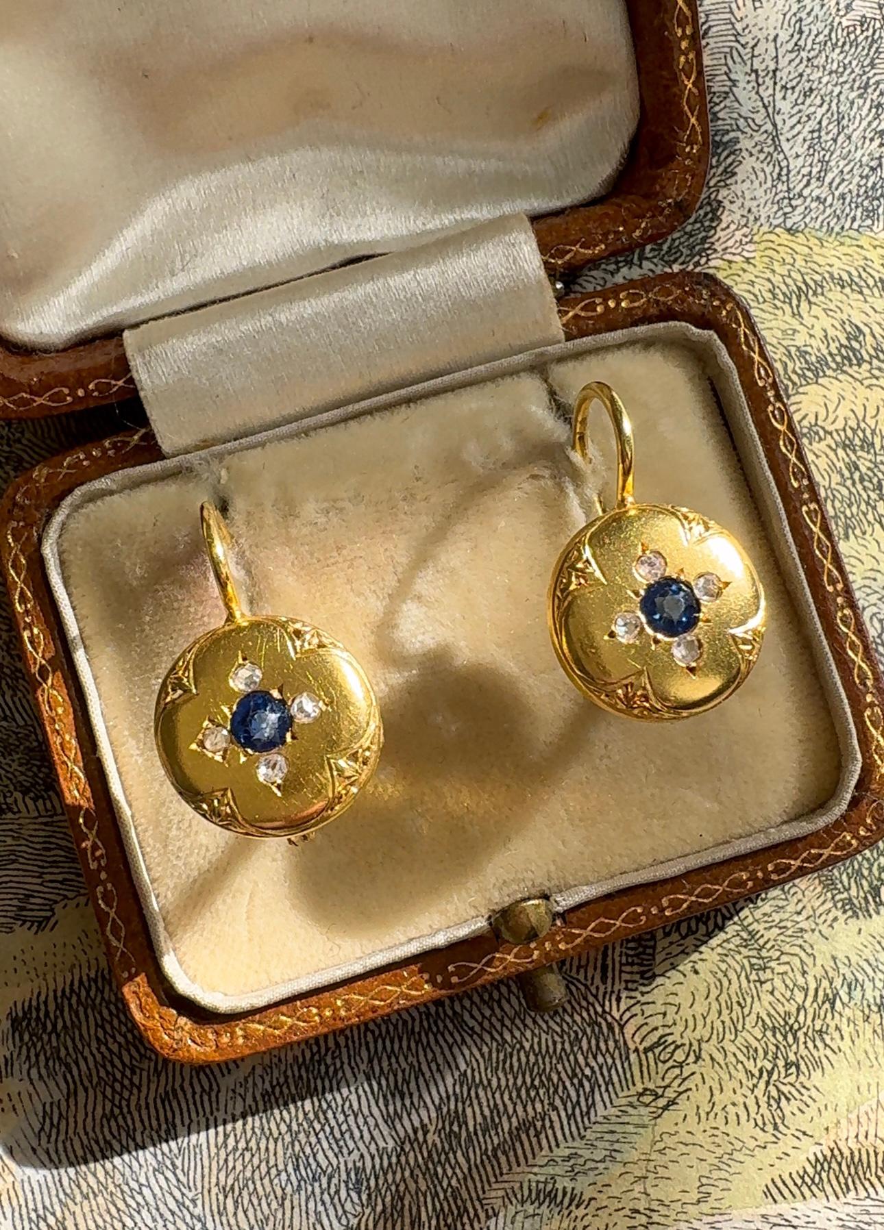 Antike runde „Button“-Ohrringe mit 14k Saphiren und Diamanten im Zustand „Gut“ im Angebot in Hummelstown, PA