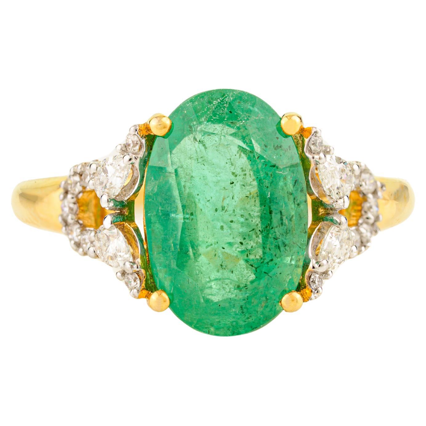 Im Angebot: Antike 14K massivem Gelbgold Oval Smaragd und Diamant-Cocktail-Ring für Sie ()