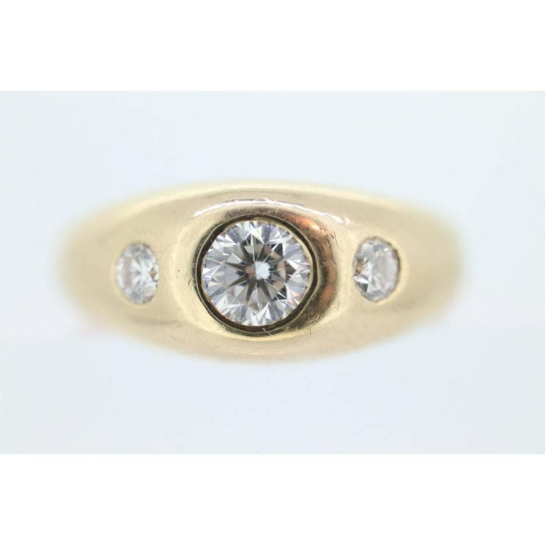 Vintage By aus den 1930er Jahren
MATERIALIEN: Gold
Edelstein: Diamant
Edelsteinfarbe: Farblos

Stil: Minimalistisch

Sehr einzigartiger Ring/Band für Männer oder Frauen. Dreifach-Diamanten in Siegelring gefasst. Sieht an jedem Finger spektakulär