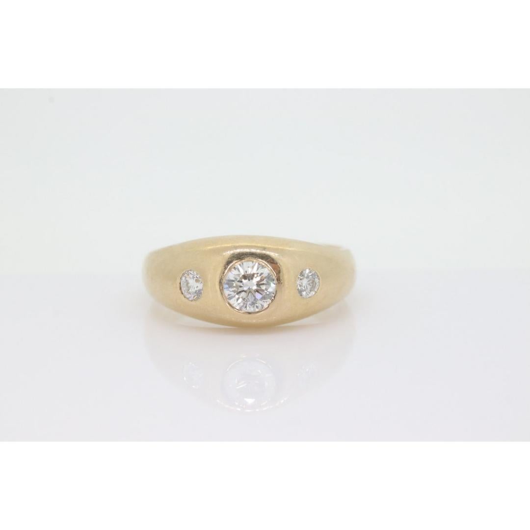 Antiker 14k Dreifach-Diamant-Ring mit 1ctw. Gypsy-Diamant-Lünette in Siegelband gefasst. (Rundschliff) im Angebot