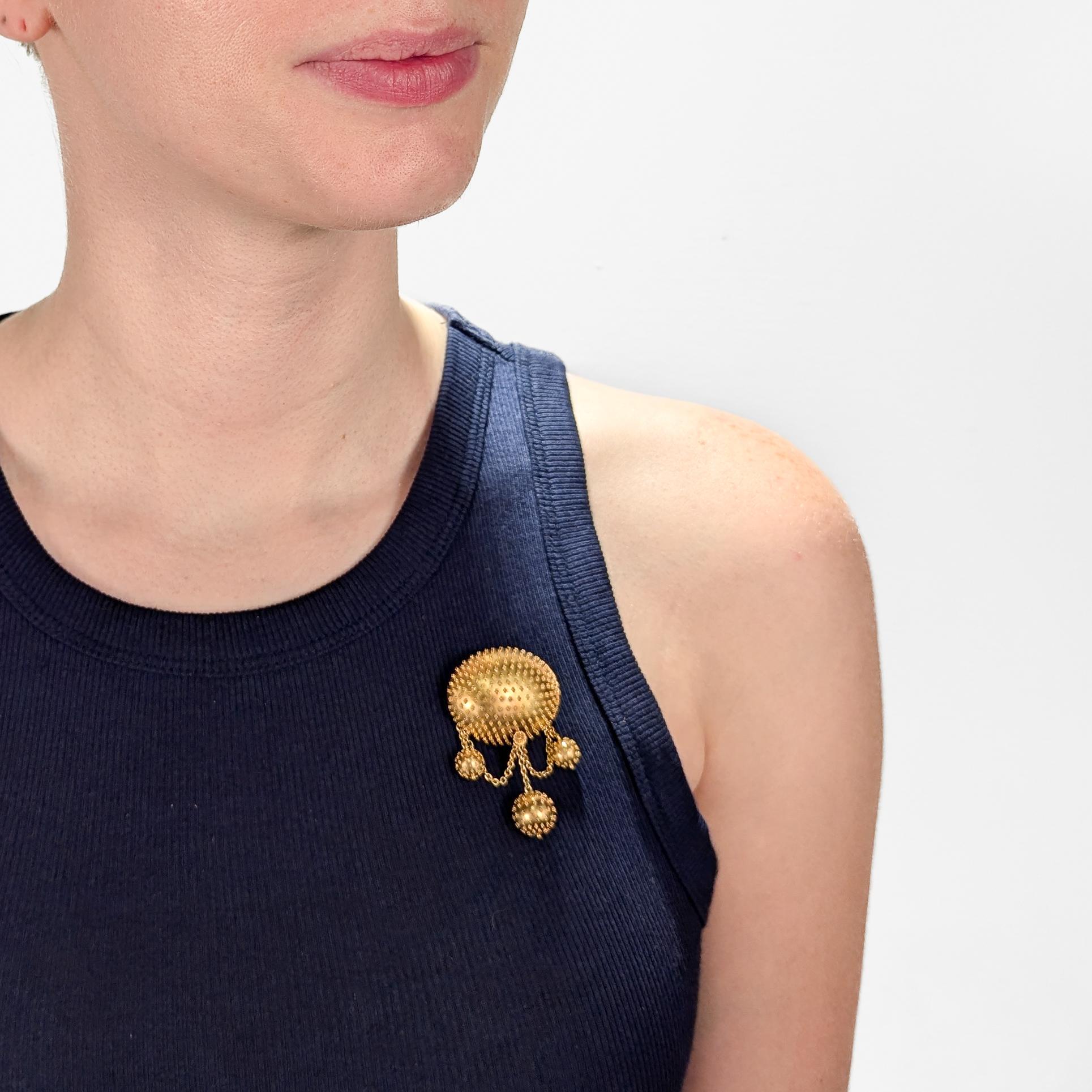 Eine schöne antike viktorianische Brosche oder ein Anhänger für eine Halskette.

Aus 14 Karat Gelbgold.

Mit einer Anspielung auf den französischen Beaux-Arts-Stil.

Bestehend aus einer eiförmigen Brosche mit drei kugelförmigen Anhängern, die von