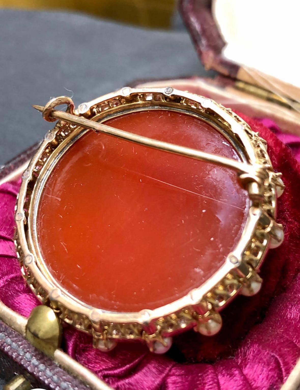 Victorien Broche victorienne ancienne 14 carats camée en pierre dure, diamants et perles naturelles  en vente