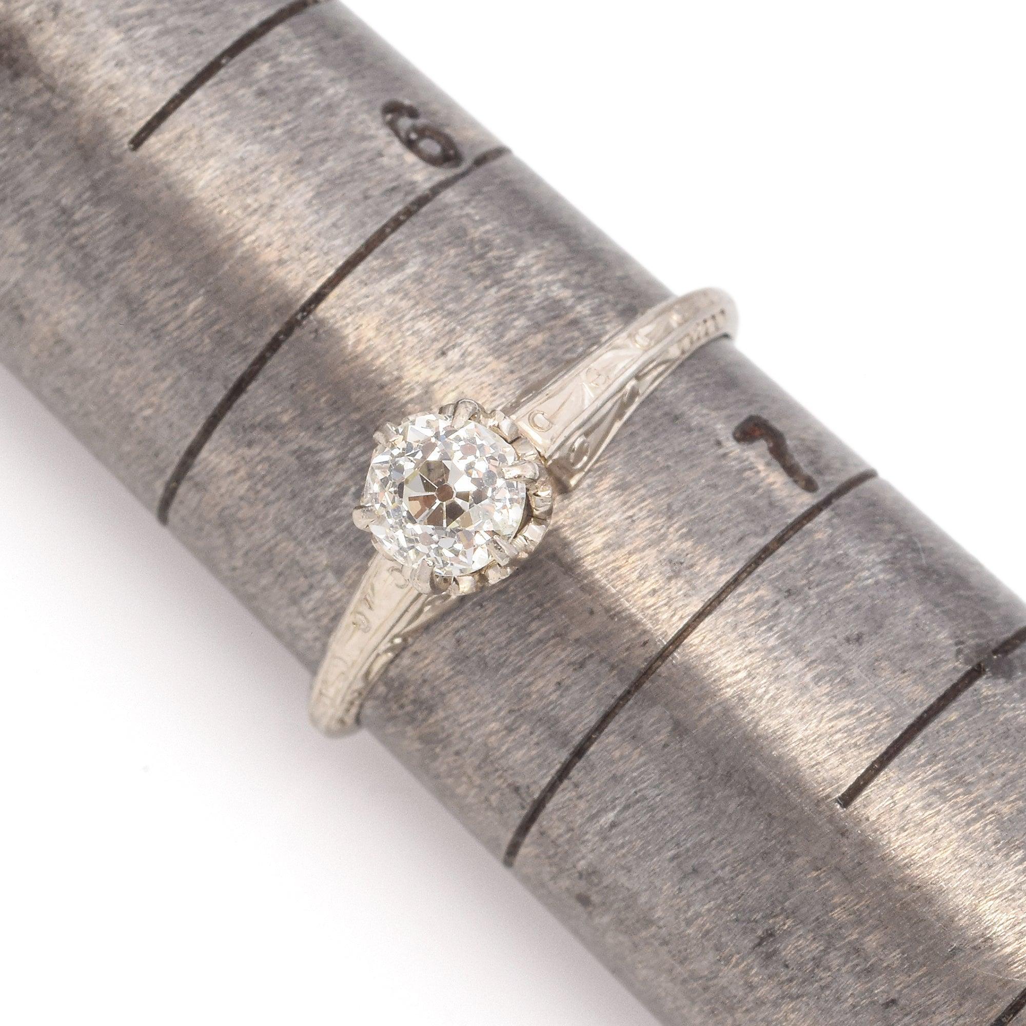 Bague ancienne en or blanc 14K avec diamant de 0,67ct à haute couronne et de type 