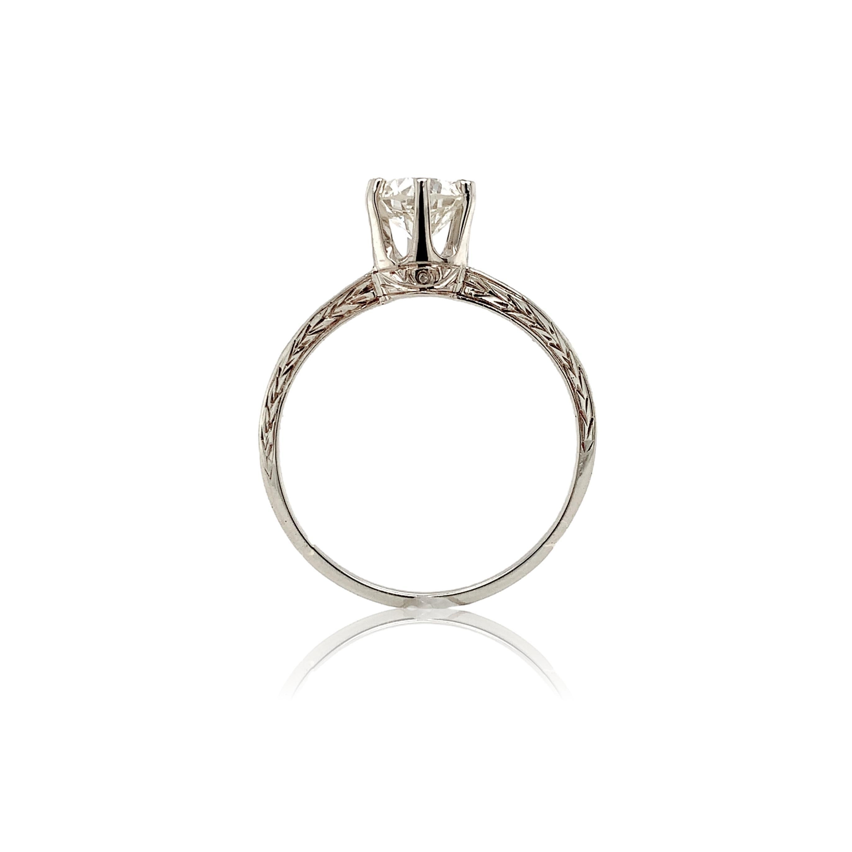 Bague de fiançailles ancienne en or blanc 14K gravée à la main d'un diamant de 0,78ct. Le rapport GIA #2221667114 fait état d'un diamant naturel de taille brillant européen ancien mesurant 5,66 mm x 5,73 mm x 3,82 mm de couleur L et de pureté VS2. 