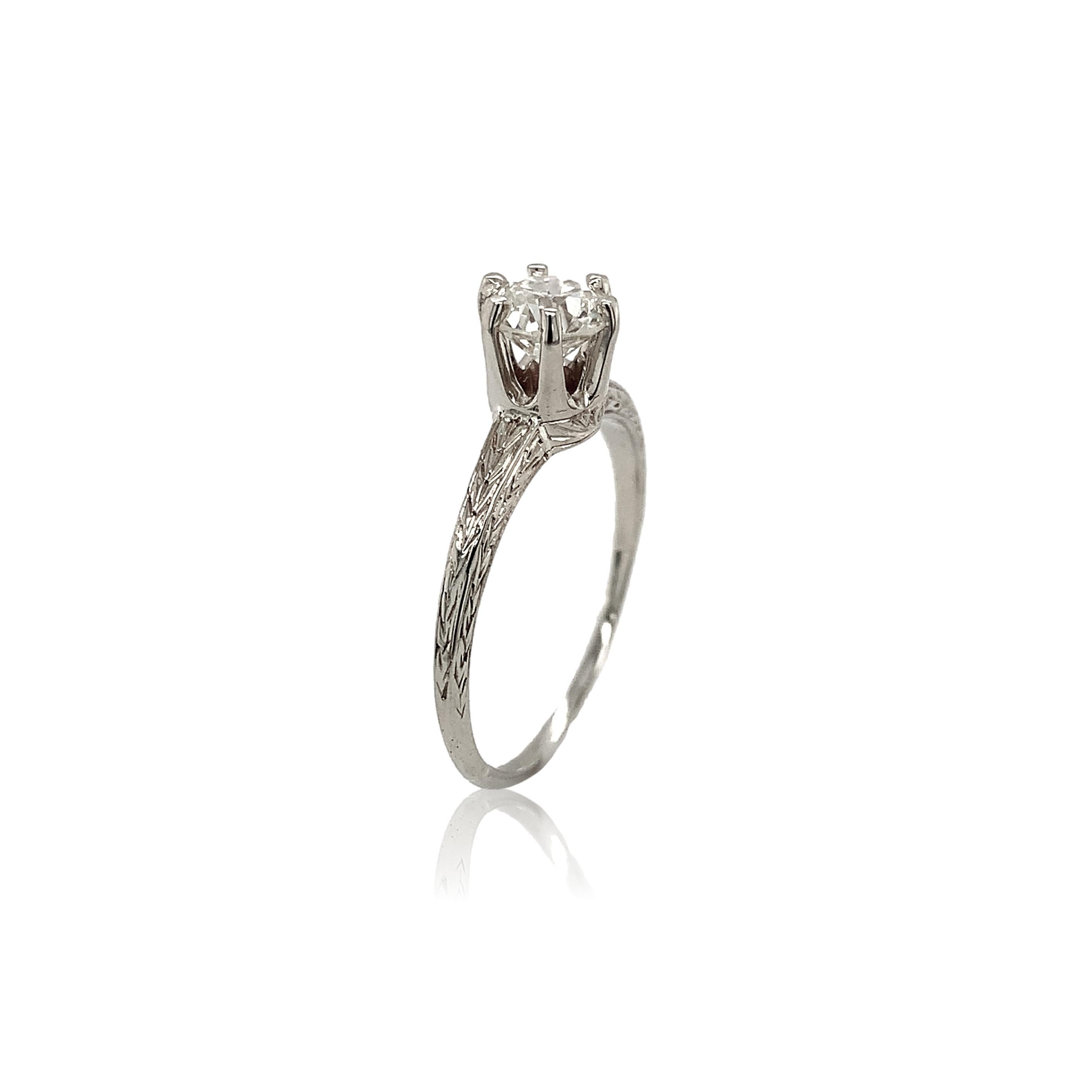 Taille vieille Europe Bague de fiançailles ancienne en or blanc 14K gravée à la main d'un diamant de 0,78ct. Le repo GIA en vente