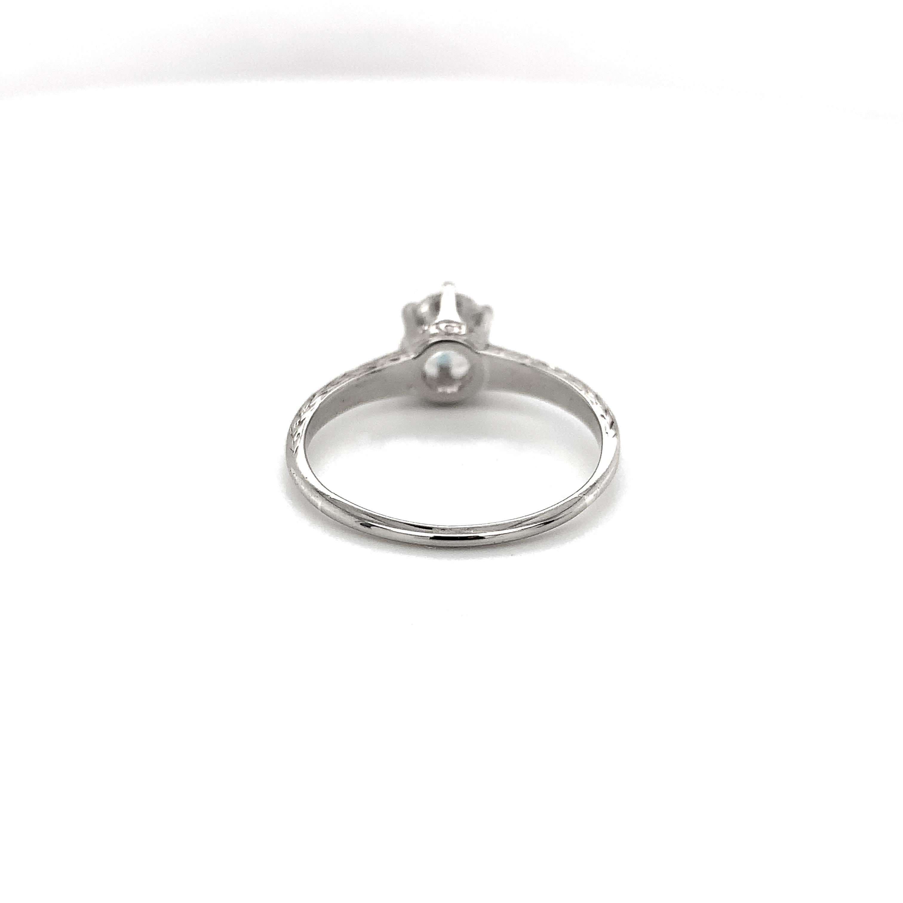 Bague de fiançailles ancienne en or blanc 14K gravée à la main d'un diamant de 0,78ct. Le repo GIA Pour femmes en vente