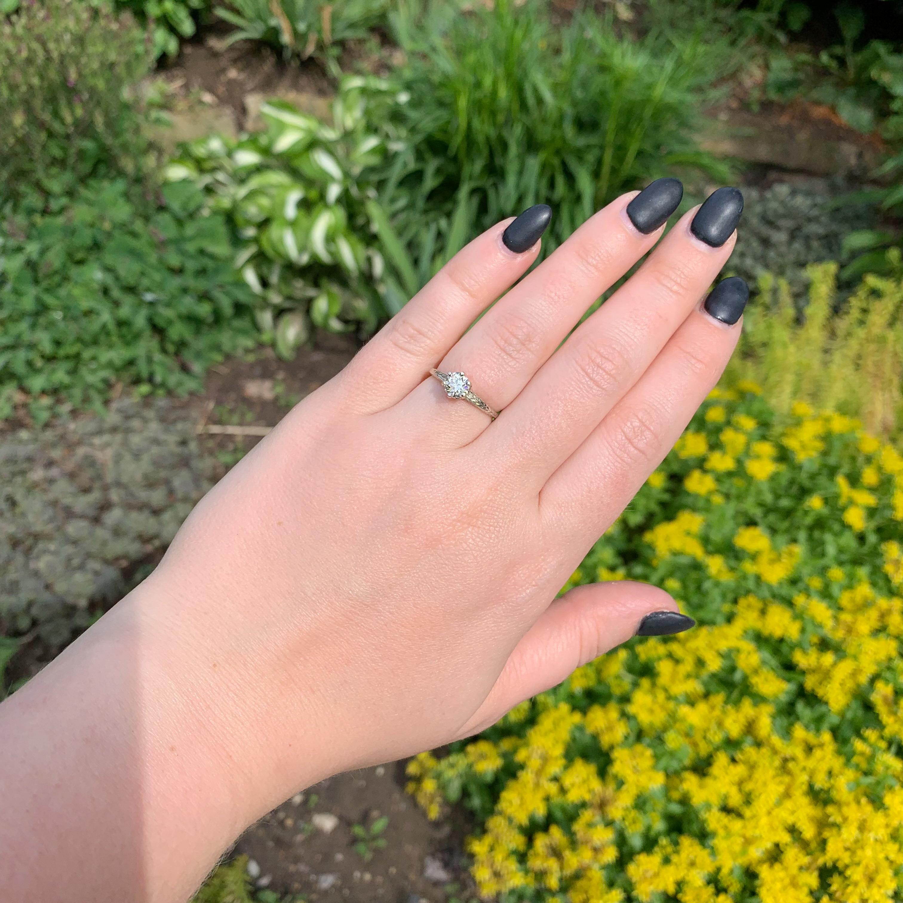 Bague de fiançailles ancienne en or blanc 14K gravée à la main d'un diamant de 0,78ct. Le repo GIA en vente 1