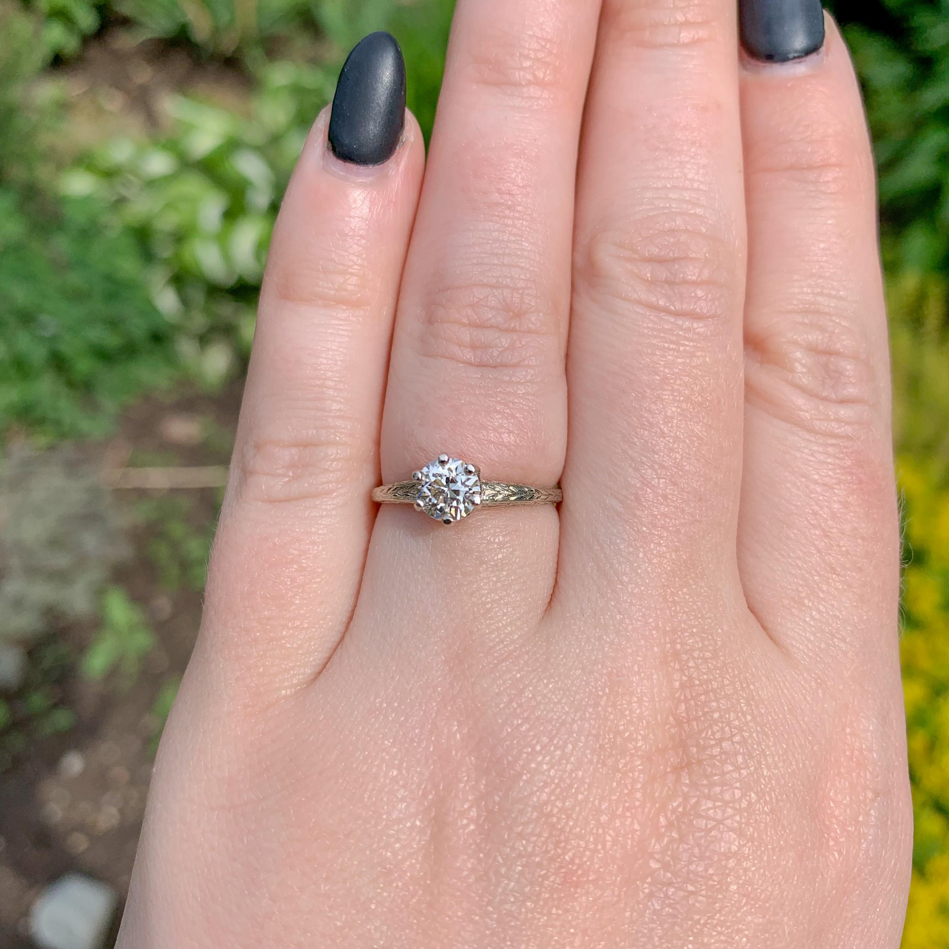 Bague de fiançailles ancienne en or blanc 14K gravée à la main d'un diamant de 0,78ct. Le repo GIA en vente 2