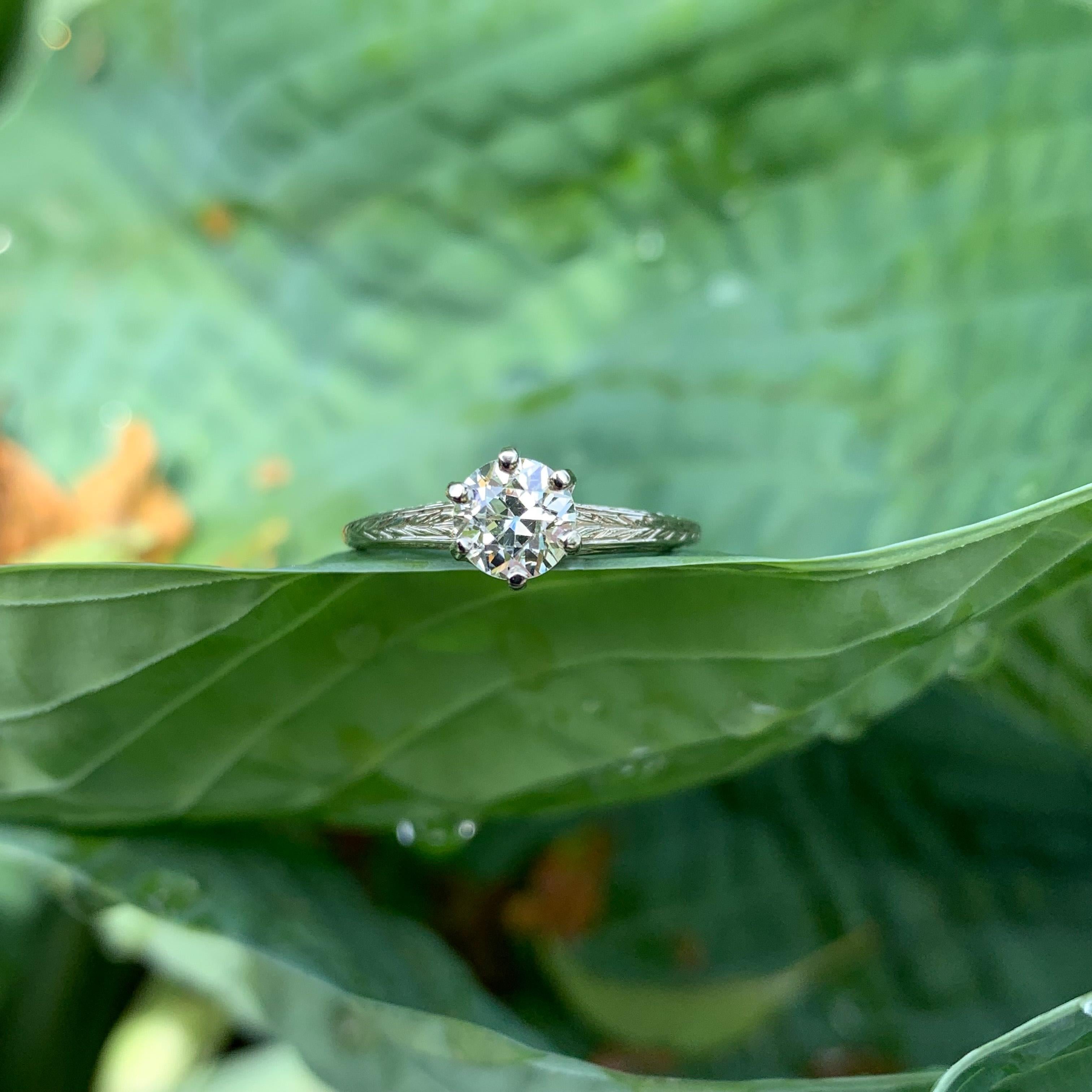 Bague de fiançailles ancienne en or blanc 14K gravée à la main d'un diamant de 0,78ct. Le repo GIA en vente 3