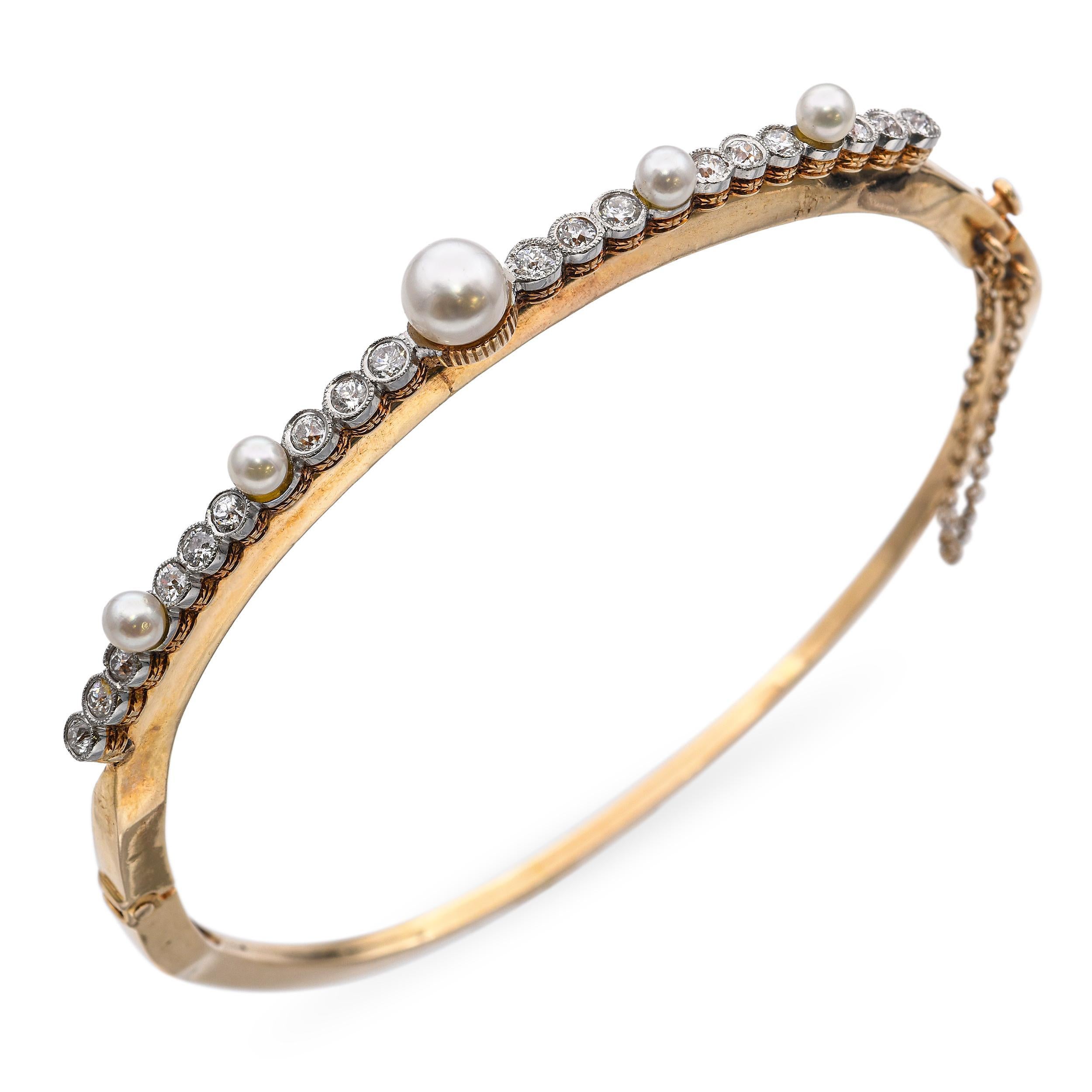 Cet élégant bracelet ancien est réalisé en or jaune 14k et présente une combinaison raffinée de perles lustrées et de 0,54 carats totaux de diamants étincelants sertis en platine. Le design est un simple sertissage alterné mis en valeur par l'éclat