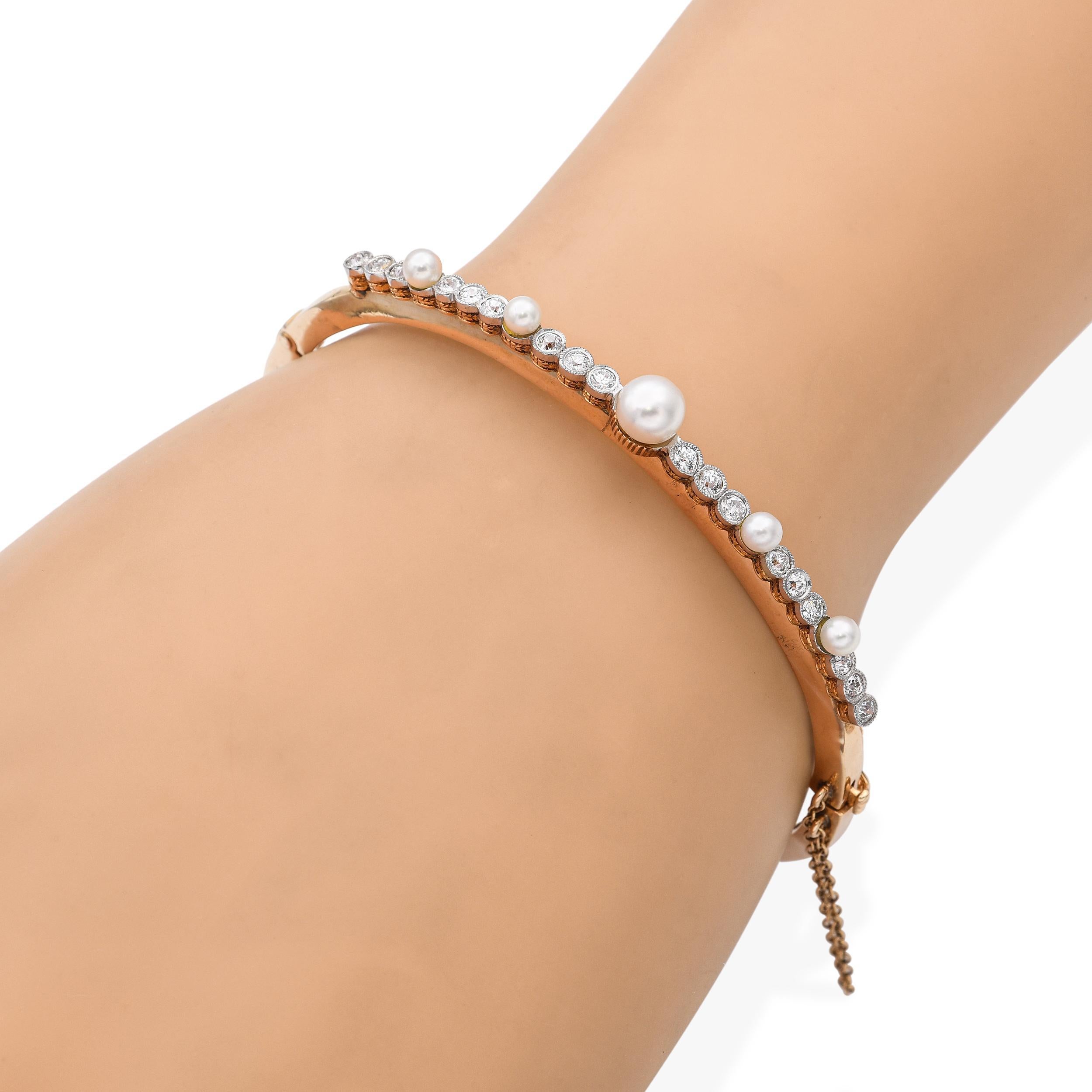 Taille ronde Bracelet ancien en or jaune 14k 0.54tcw diamant et perle à charnière en vente