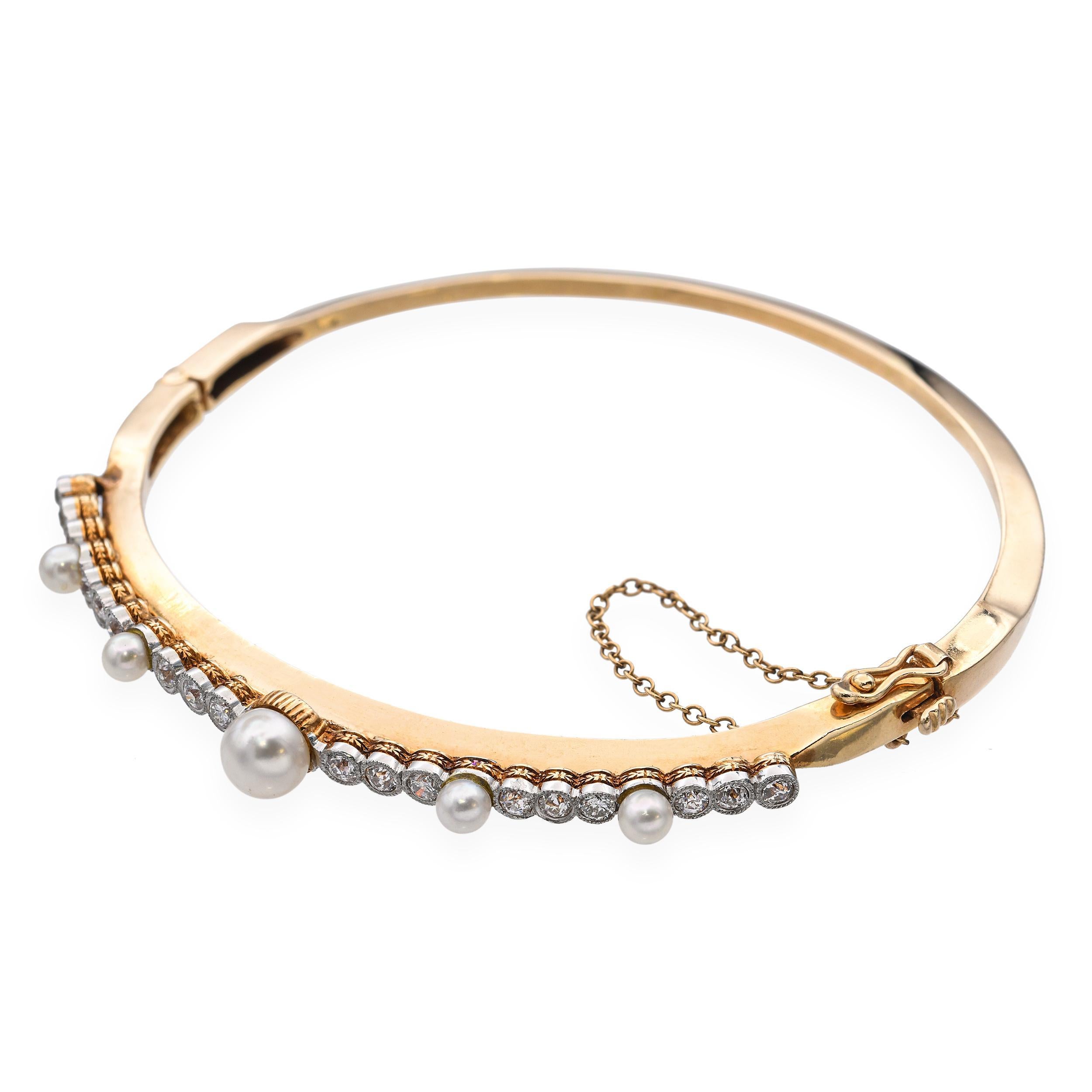 Bracelet ancien en or jaune 14k 0.54tcw diamant et perle à charnière Bon état - En vente à New York, NY