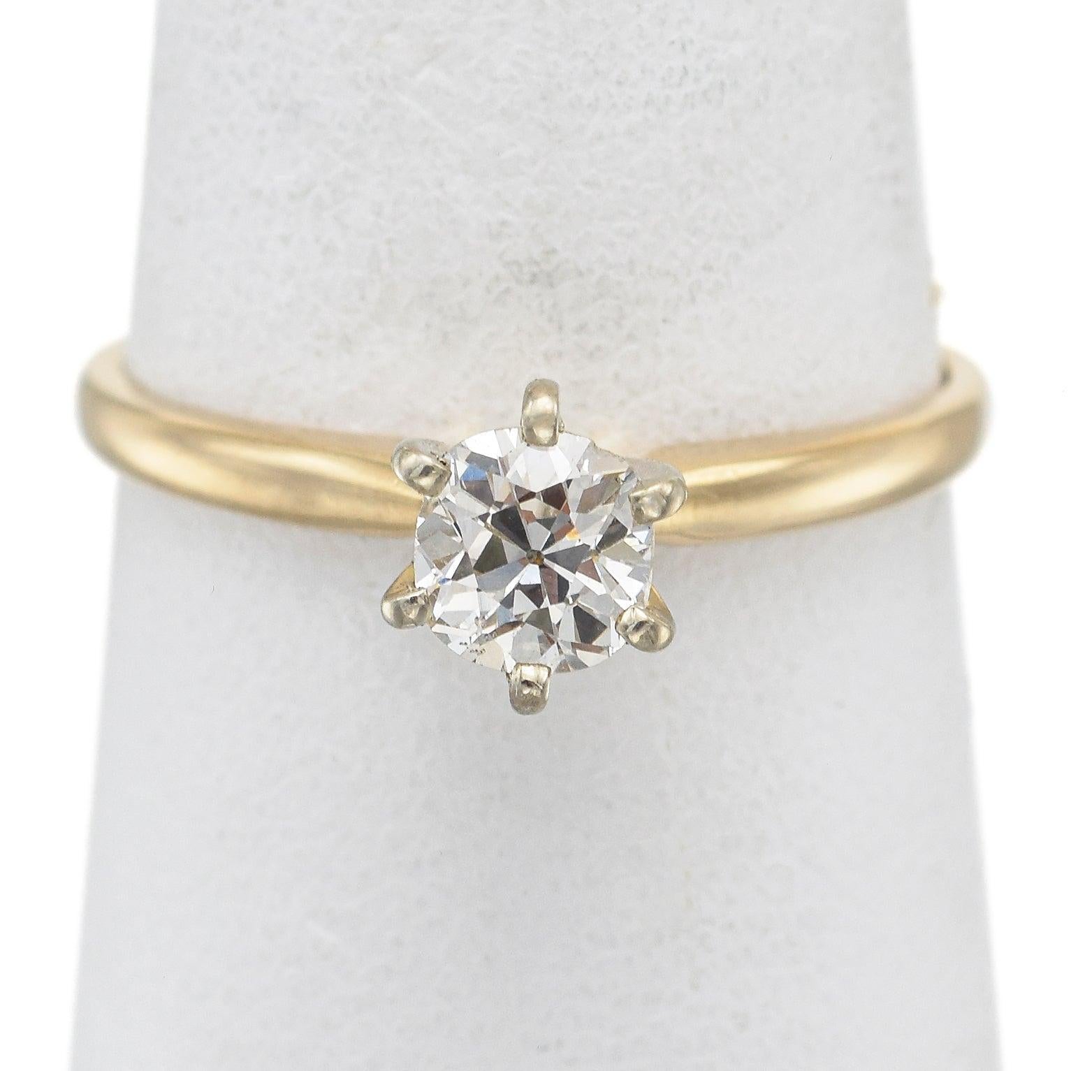 Trésor intemporel, cette bague solitaire antique est ornée d'un diamant captivant de 0,56 carat de taille européenne ancienne, serti dans un or jaune 14K chaleureux. Le diamant, avec sa haute couronne et ses charmantes facettes, dégage une brillance