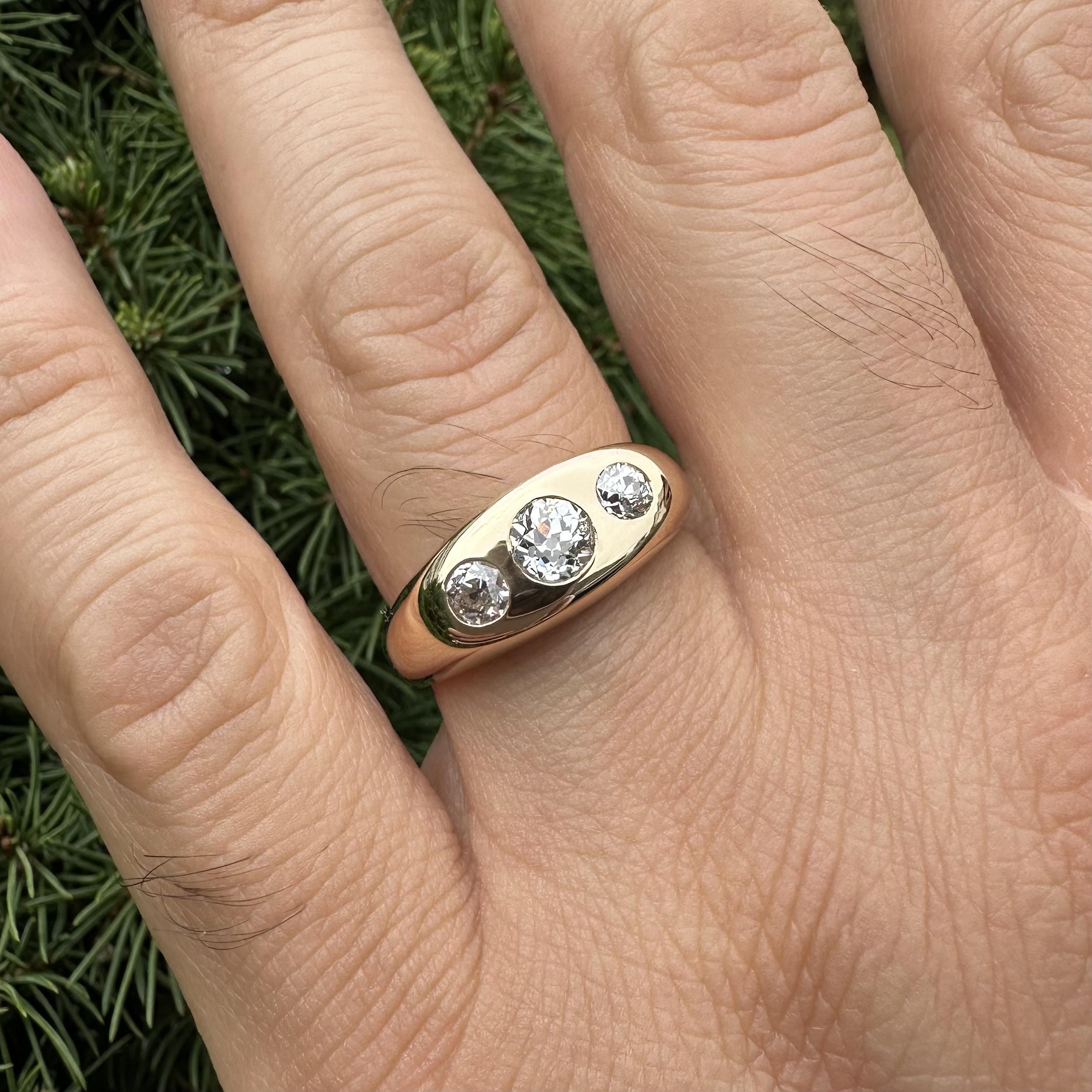 Antique 14k Yellow Gold 1.06ctw Three Old European Diamond Burnish Band Ring For Sale 5