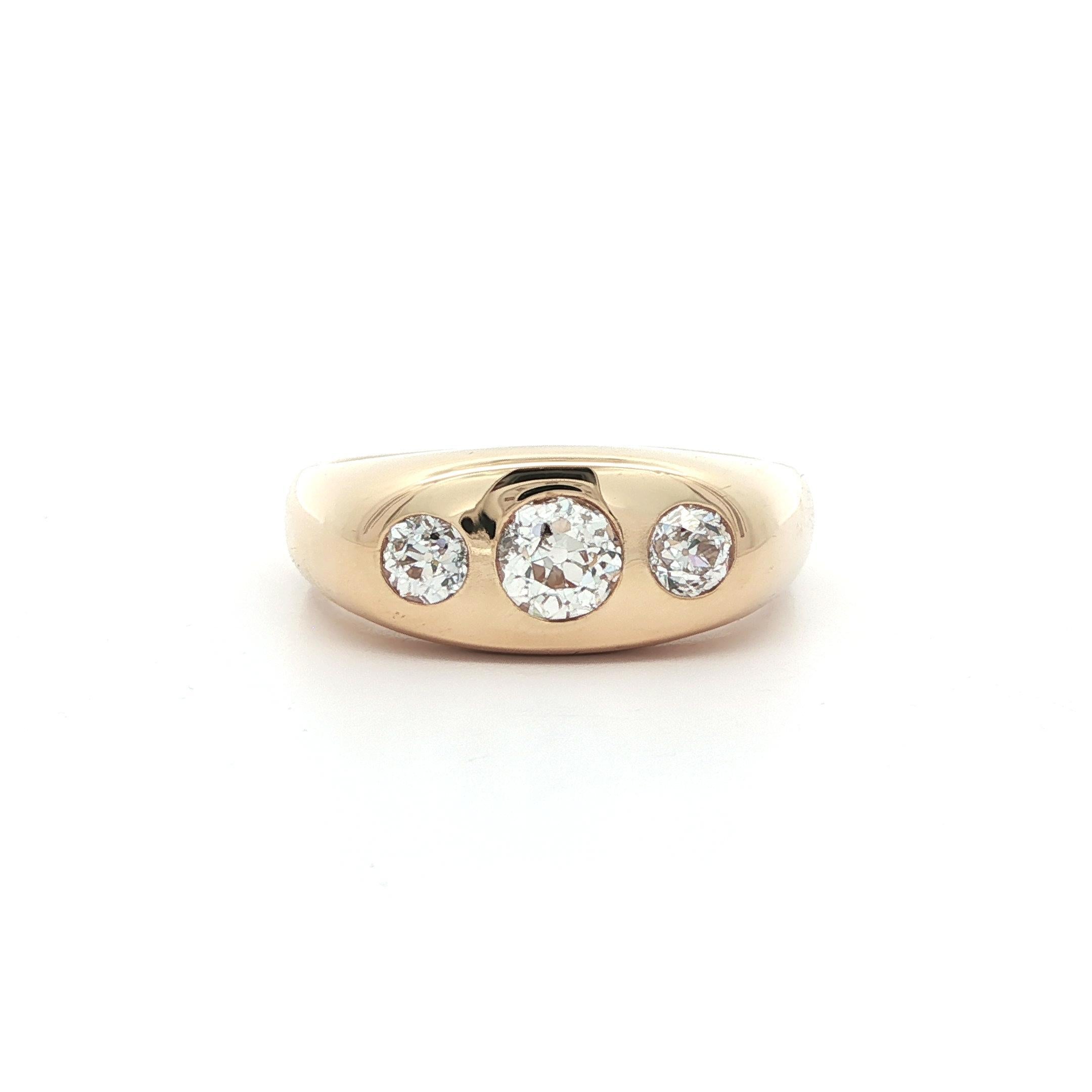 Antique 14k Yellow Gold 1.06ctw Three Old European Diamond Burnish Band Ring In Excellent Condition For Sale In Montclair, NJ