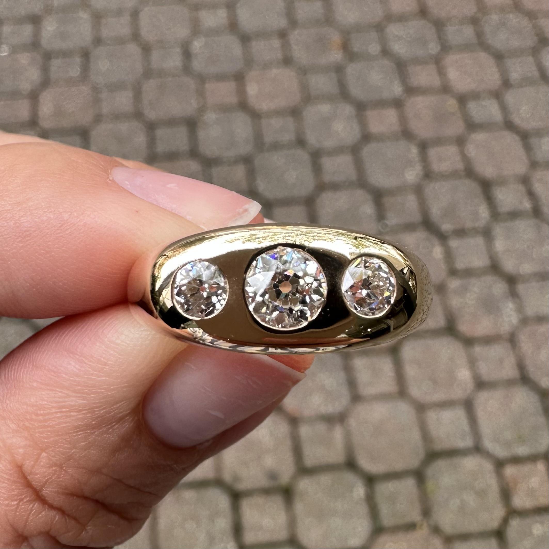 Antique 14k Yellow Gold 1.06ctw Three Old European Diamond Burnish Band Ring For Sale 3