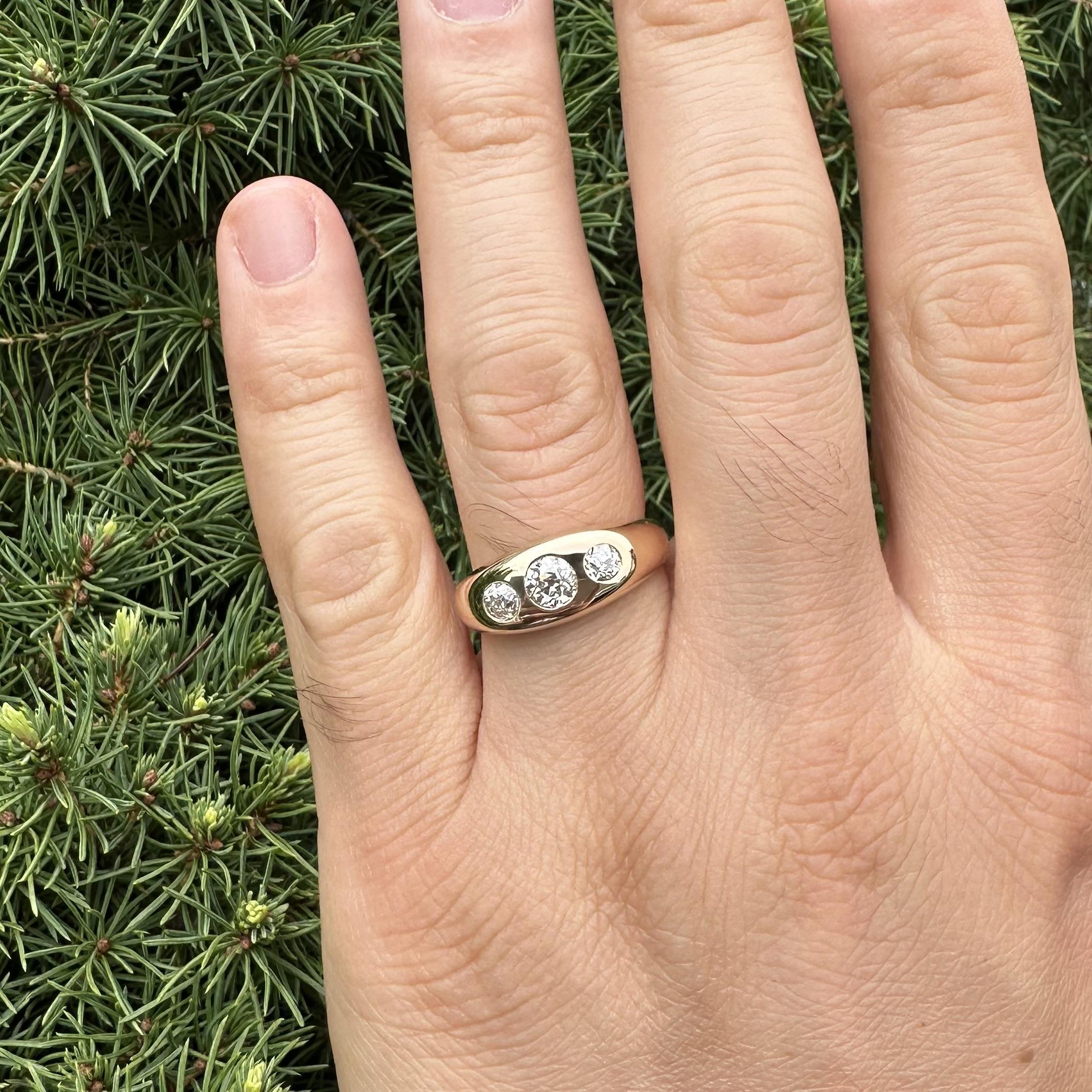 Antique 14k Yellow Gold 1.06ctw Three Old European Diamond Burnish Band Ring For Sale 4